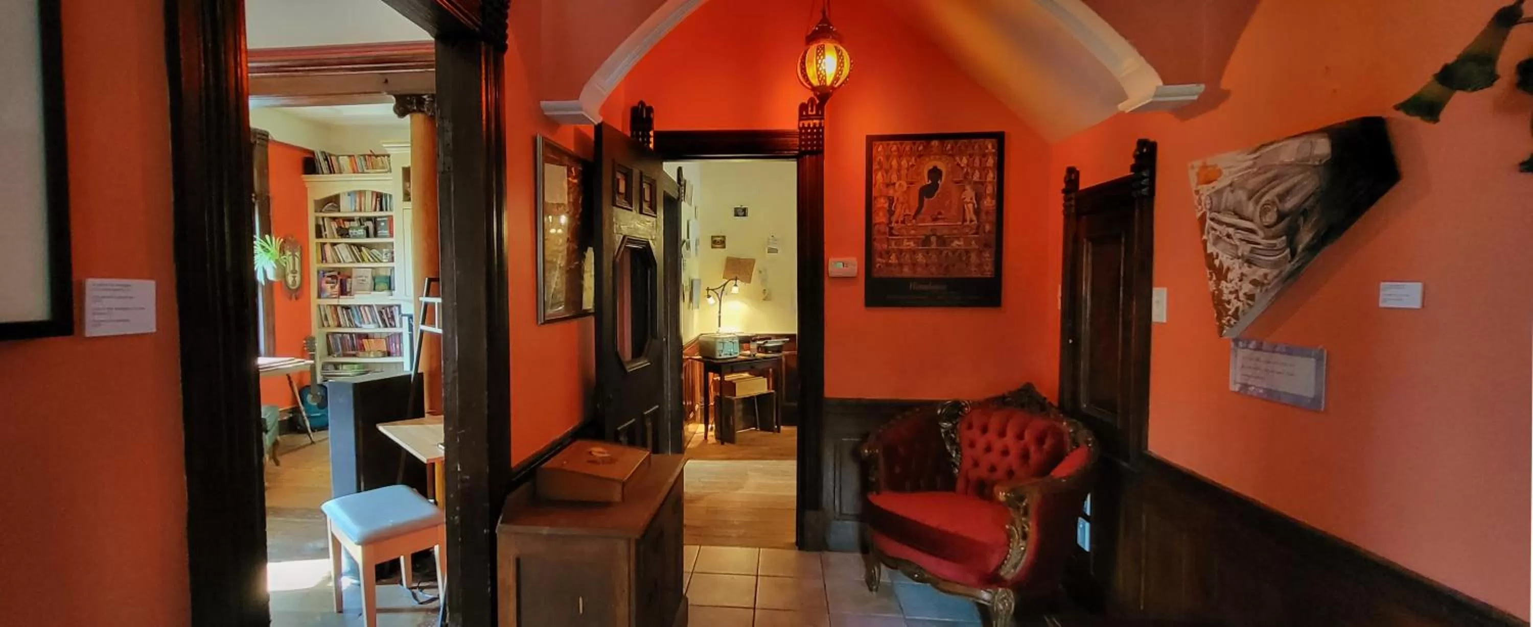 Seating area in Le Salon des Inconnus