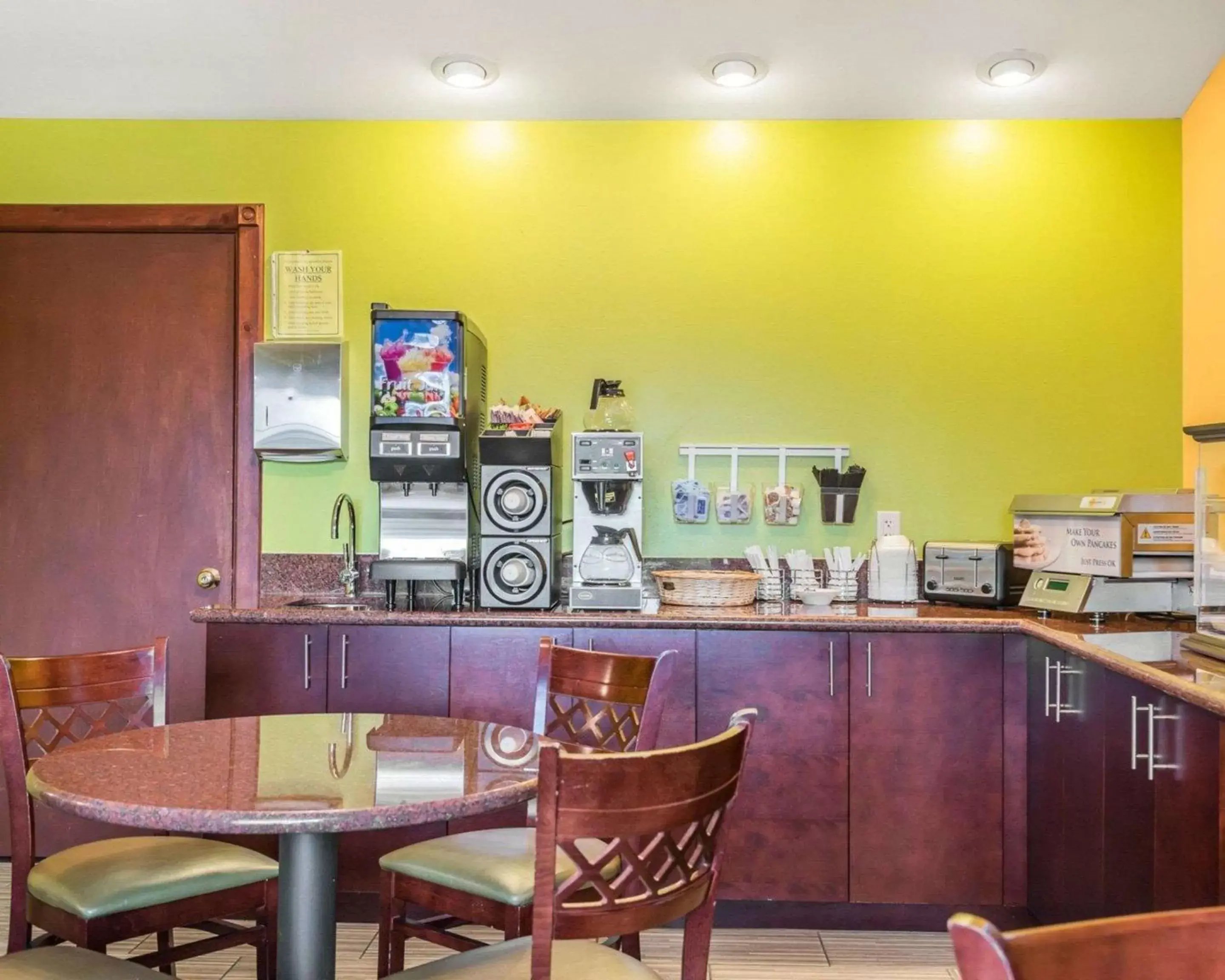 Restaurant/Places to Eat in Econo Lodge Inn & Suites Eau Claire