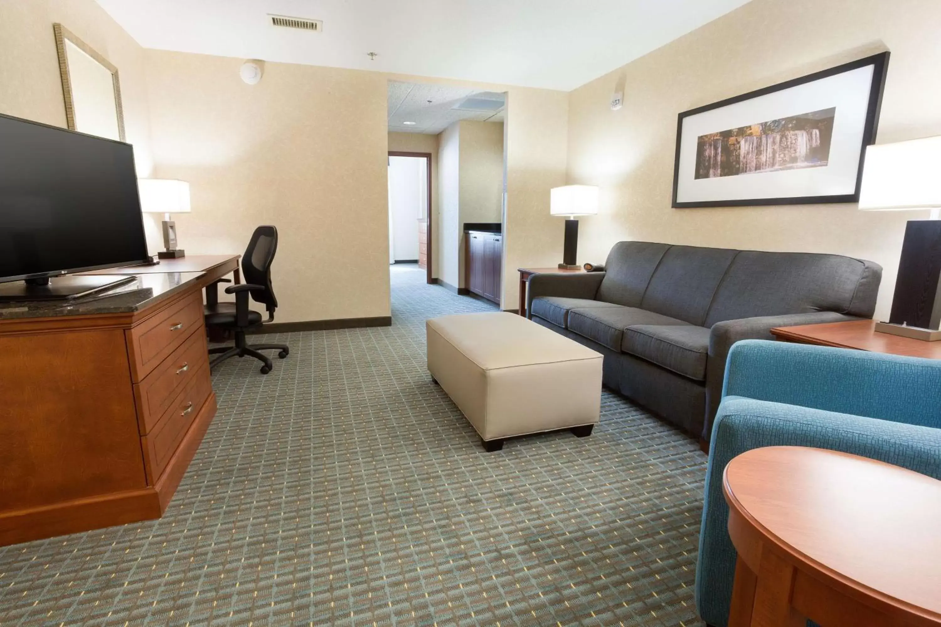 Photo of the whole room, Seating Area in Drury Inn & Suites Burlington
