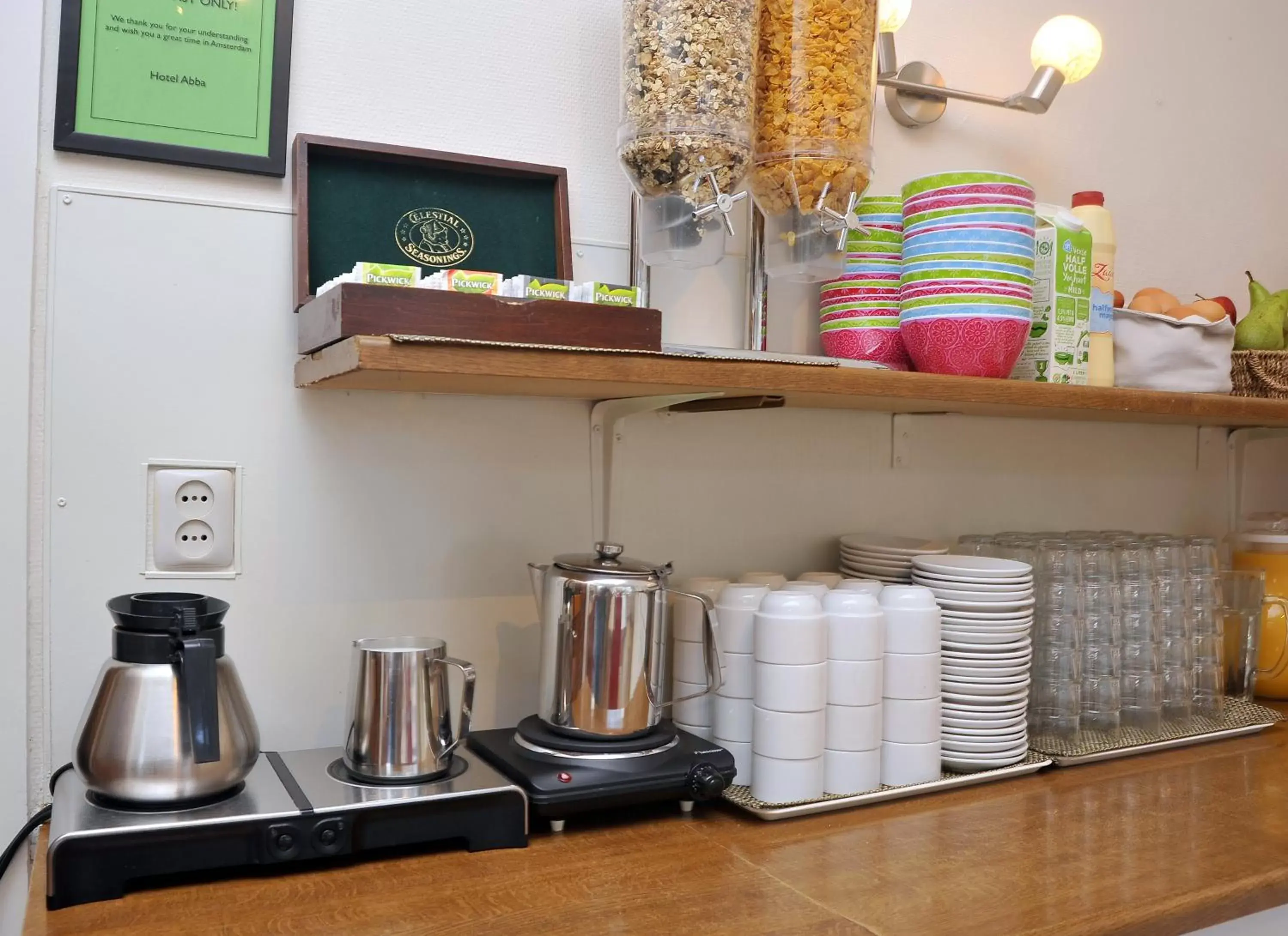 Coffee/tea facilities, Kitchen/Kitchenette in Hotel Abba