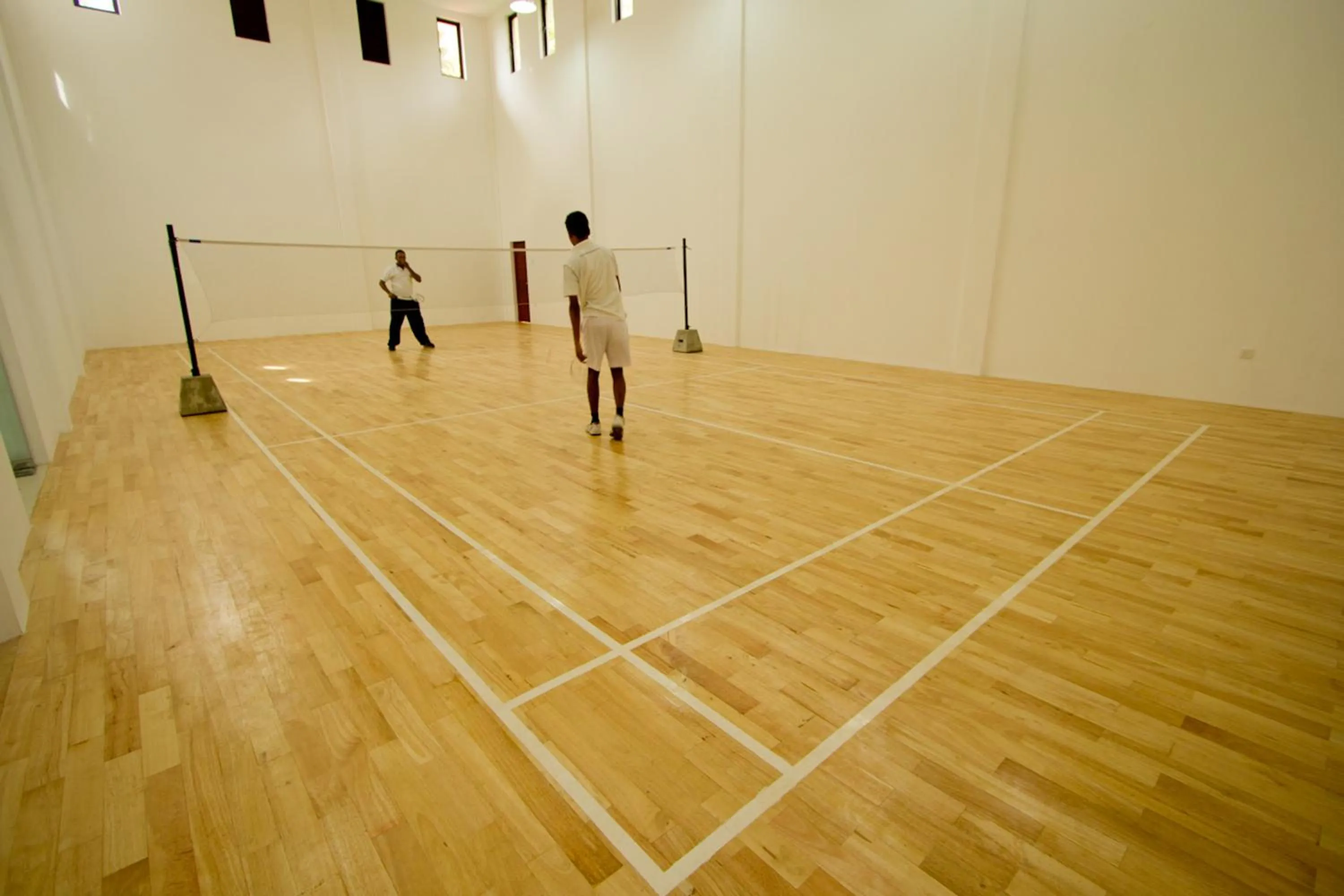 Tennis court in Randholee Resort & Spa