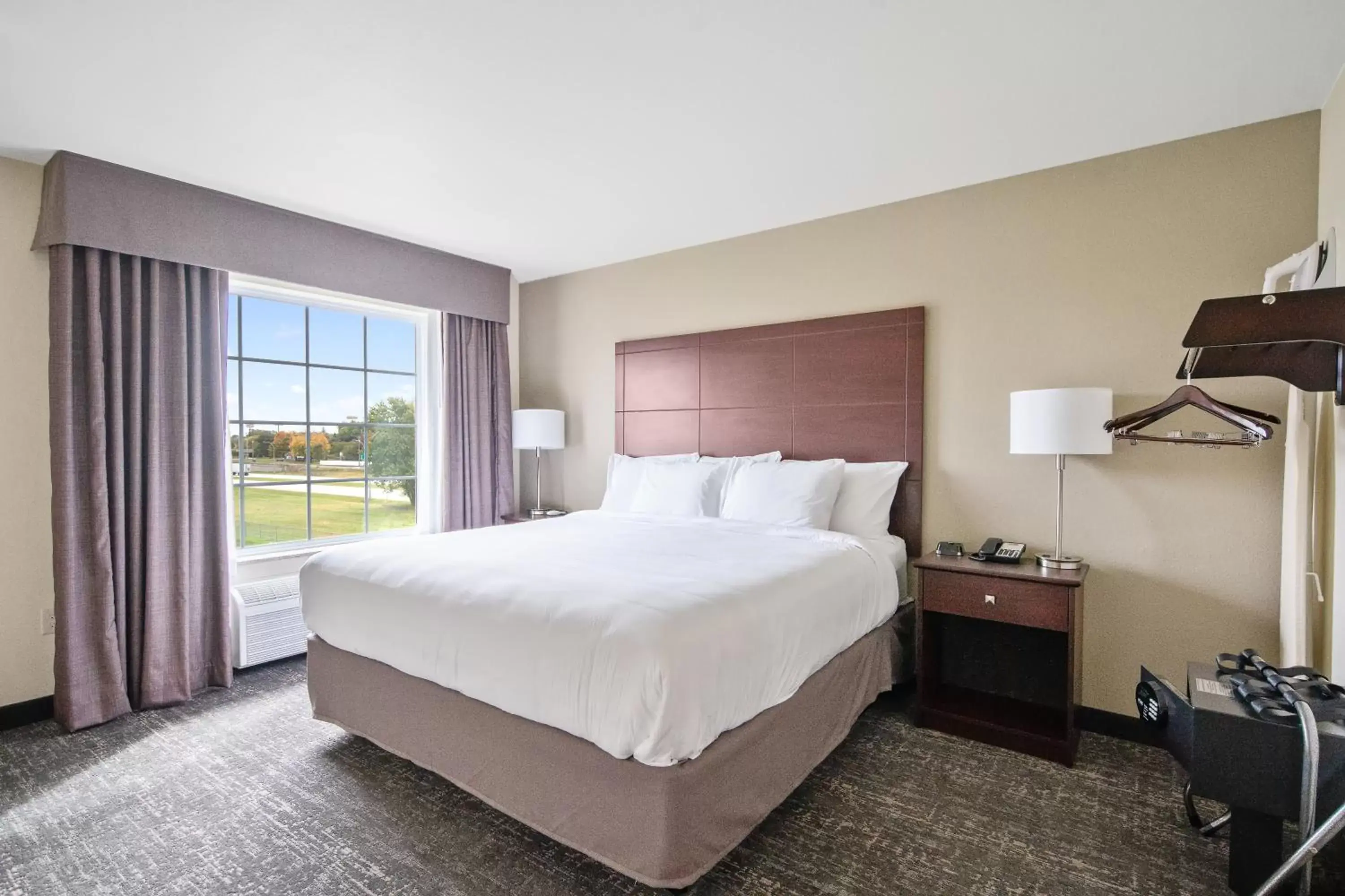 Bed in Cobblestone Hotel & Suites - Austin