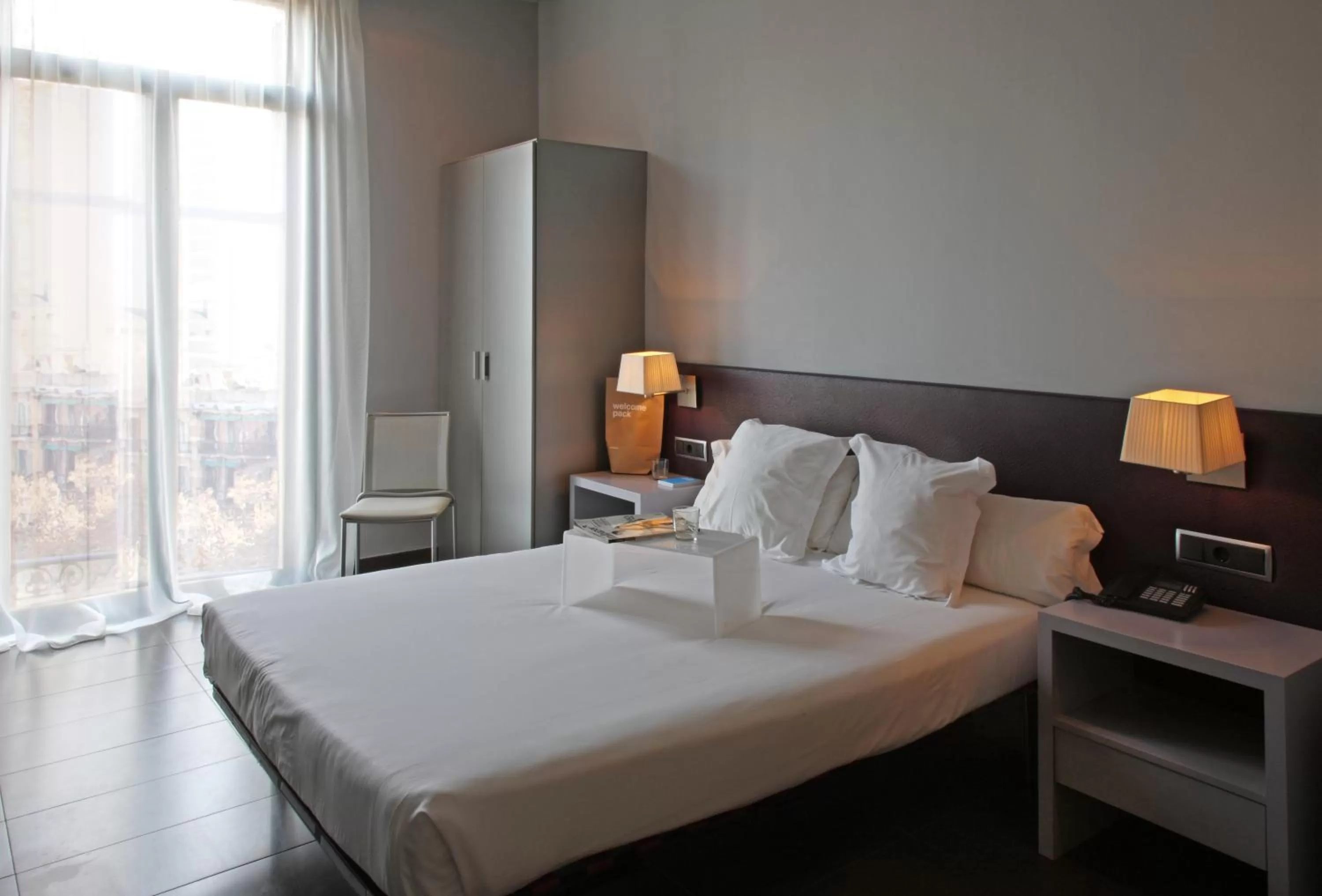 Bedroom, Bed in Chic & Basic Zoo