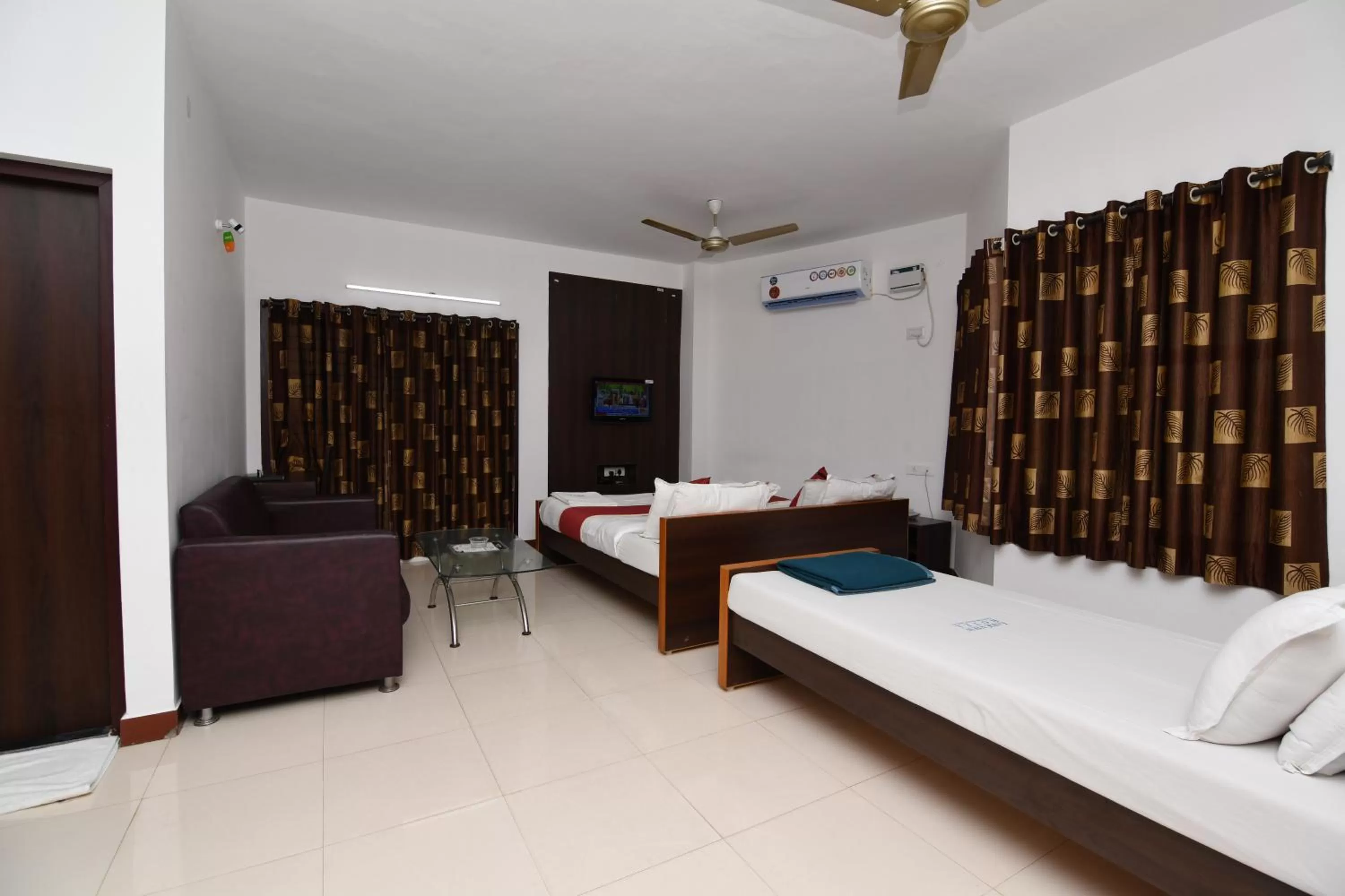 Bed in Lake View Hotel