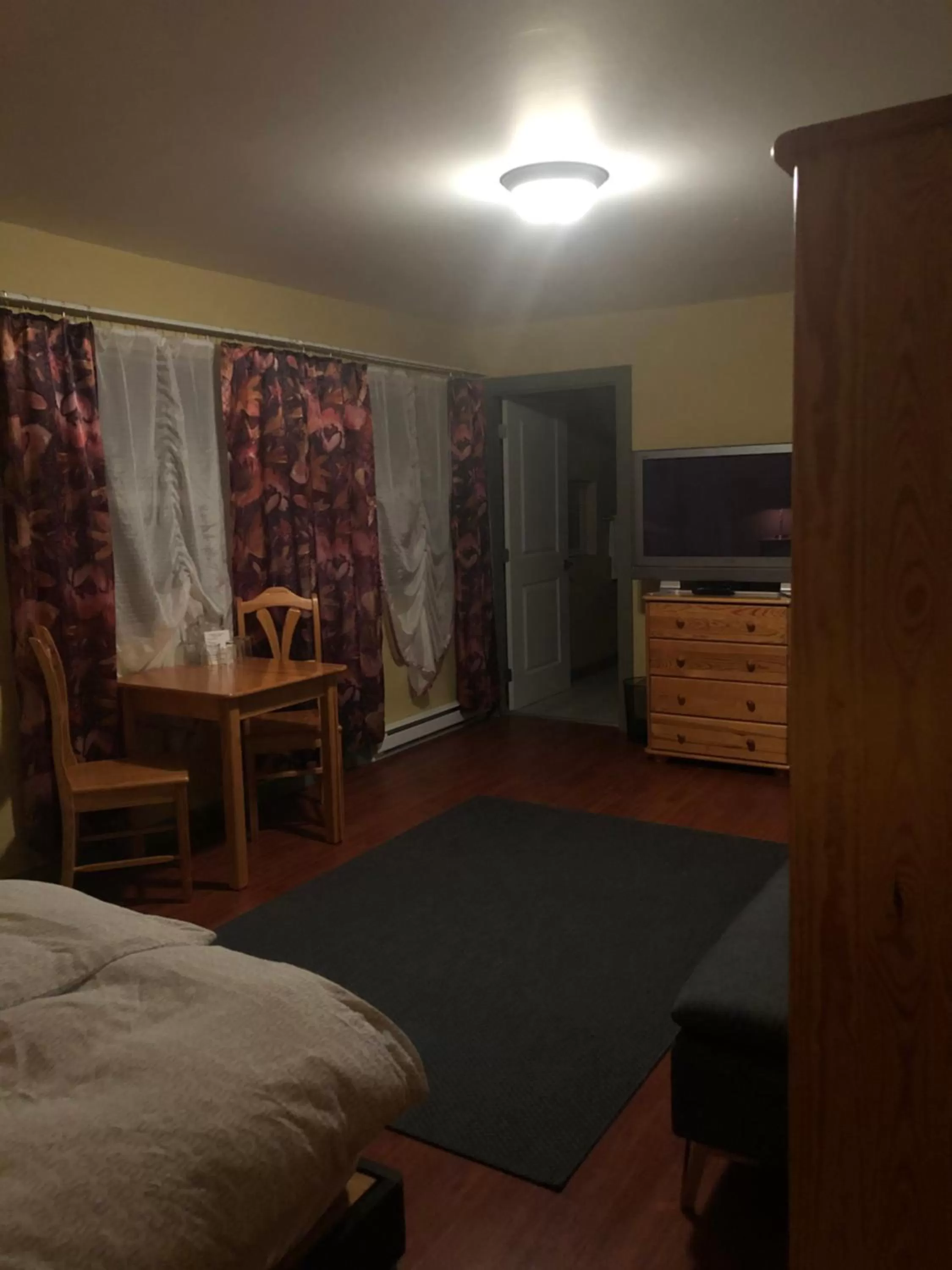 Bed in Crowsnest Vineyards Guesthouse