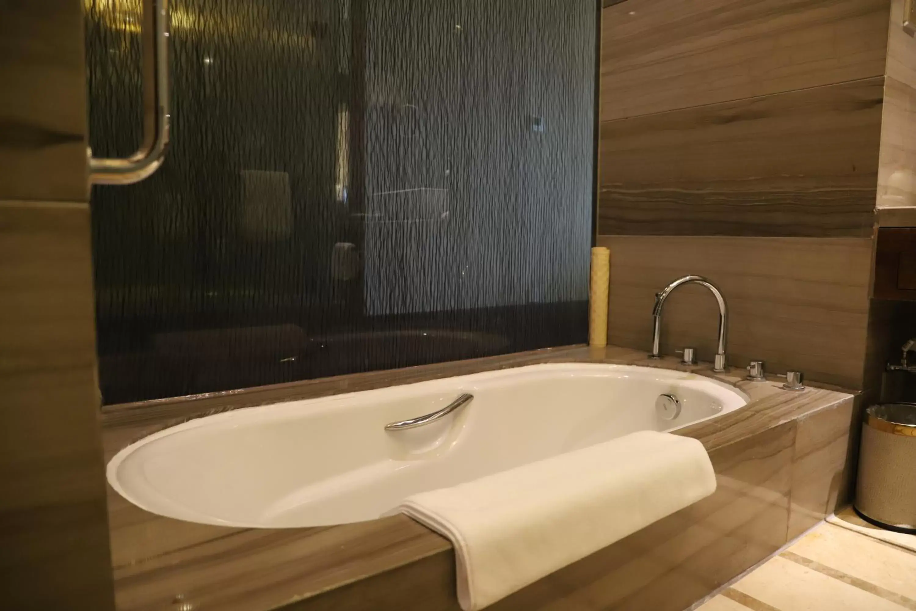 Hot Tub, Bathroom in Crowne Plaza Hefei, an IHG Hotel