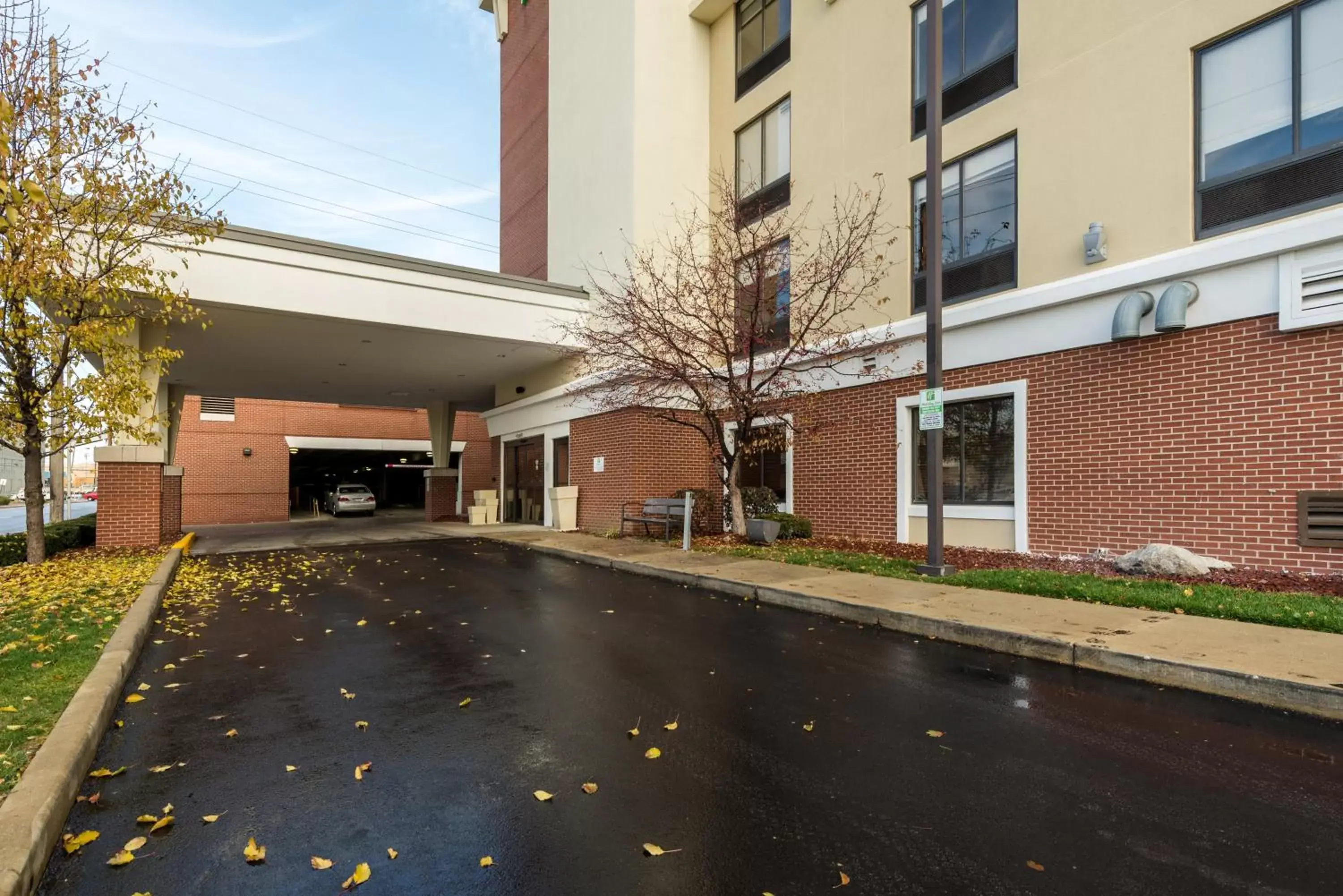 Property building, Swimming Pool in Holiday Inn - Indianapolis Downtown, an IHG Hotel