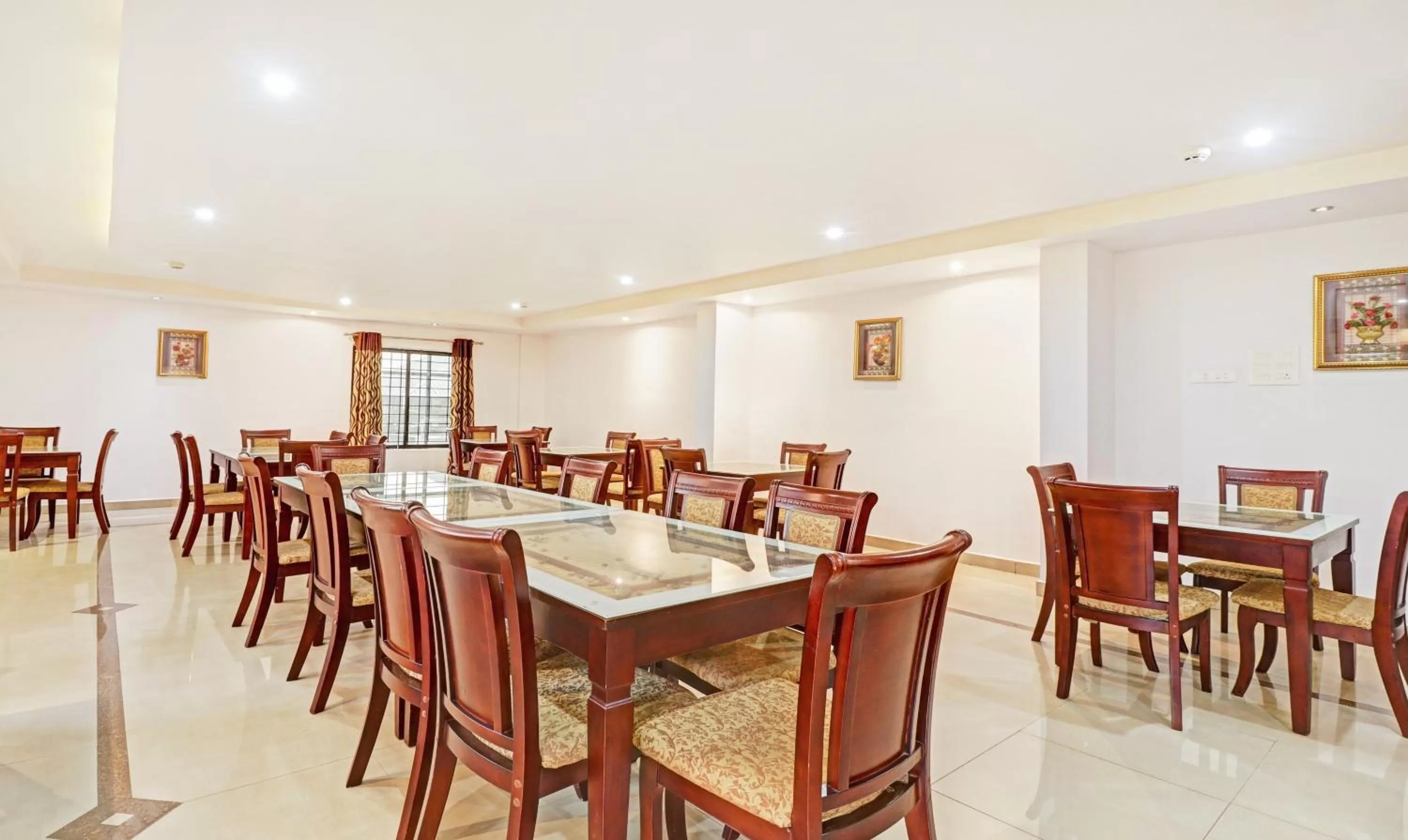 Restaurant/places to eat in Treebo Symphony Hotels And Resorts Angamally