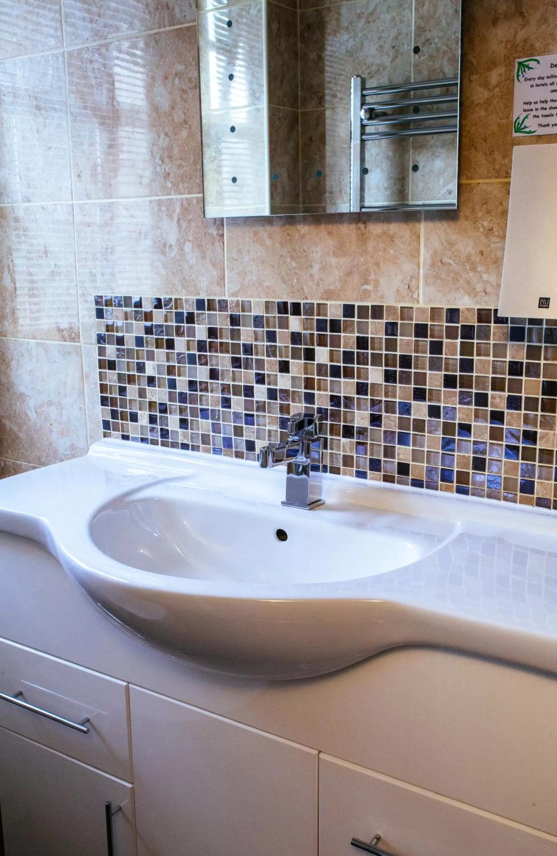 Bathroom in Pymgate Lodge Hotel Manchester Airport