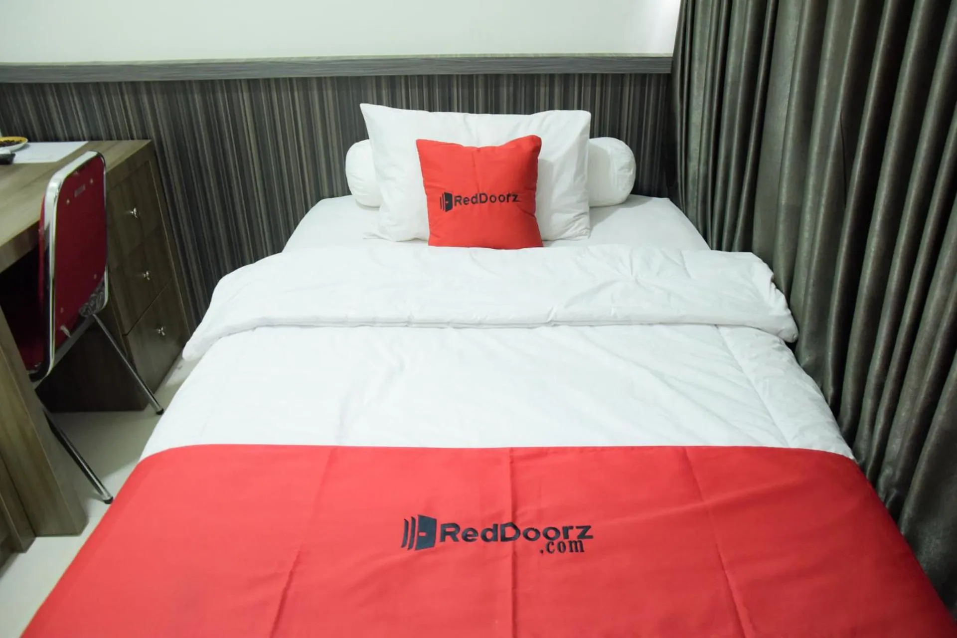 Bedroom, Bed in RedDoorz near GOR Satria Purwokerto