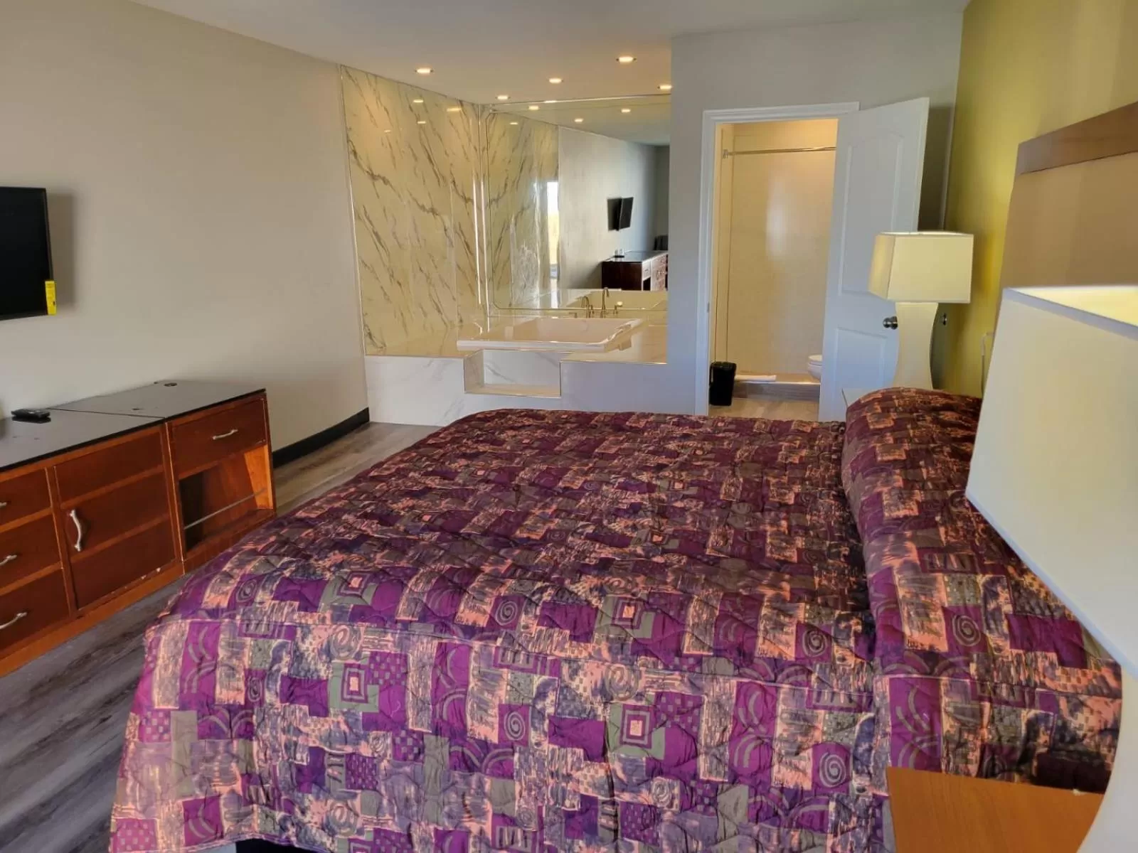 Bed in Stadium Inn & Spas