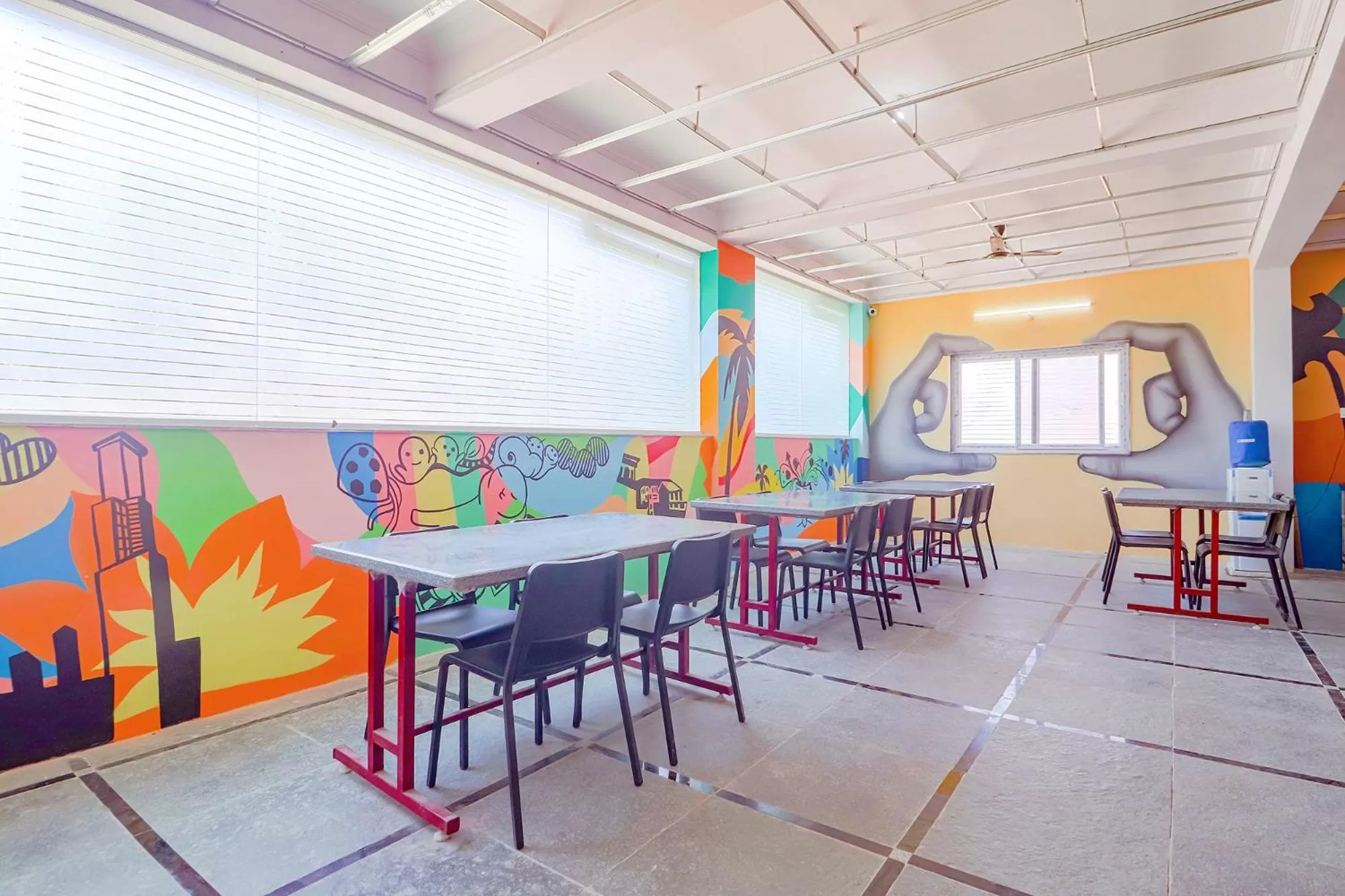 Restaurant/places to eat in FabHotel Broholic Suites - Nr US Consulate, Financial District