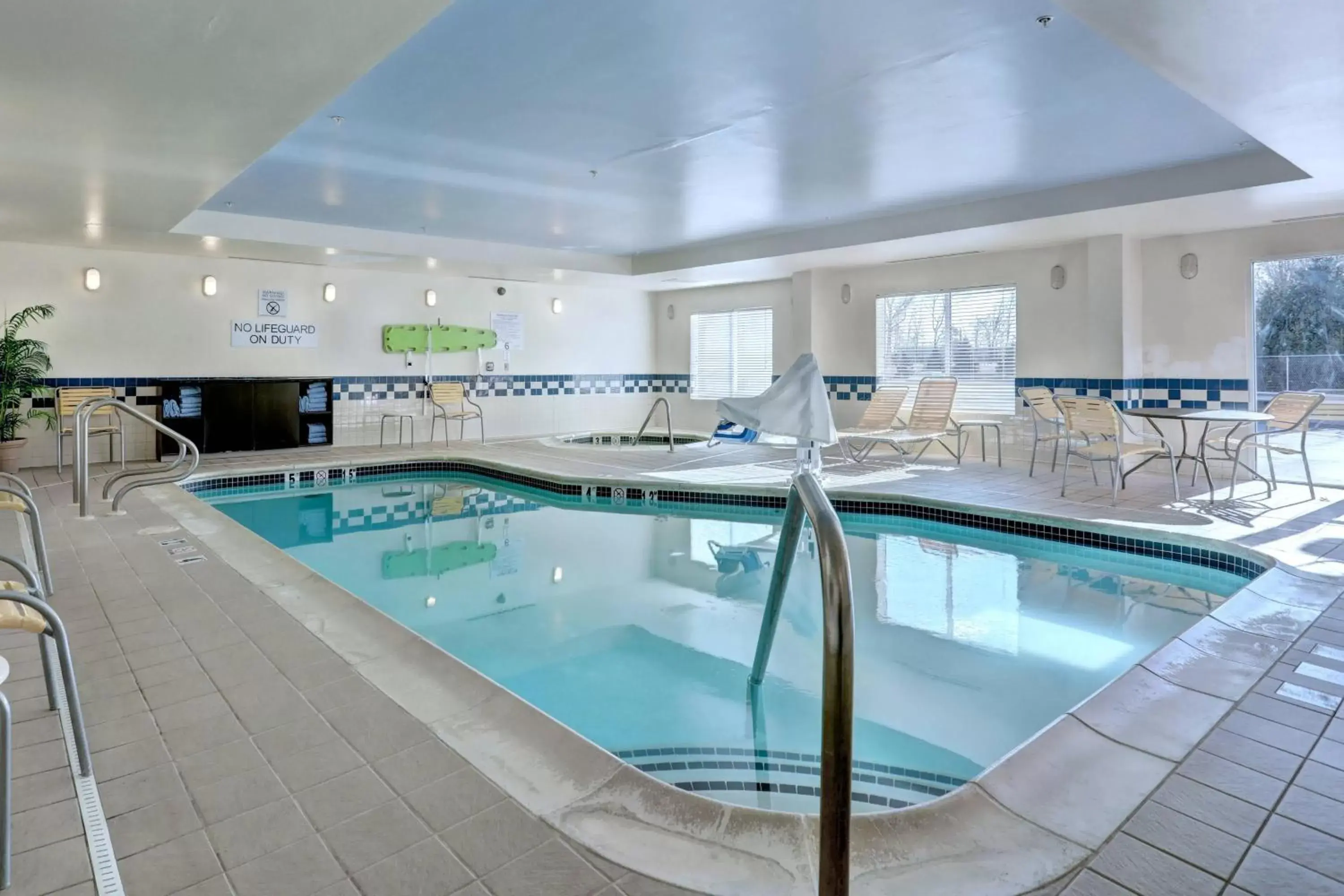 Swimming Pool in Fairfield Inn & Suites by Marriott Edison - South Plainfield