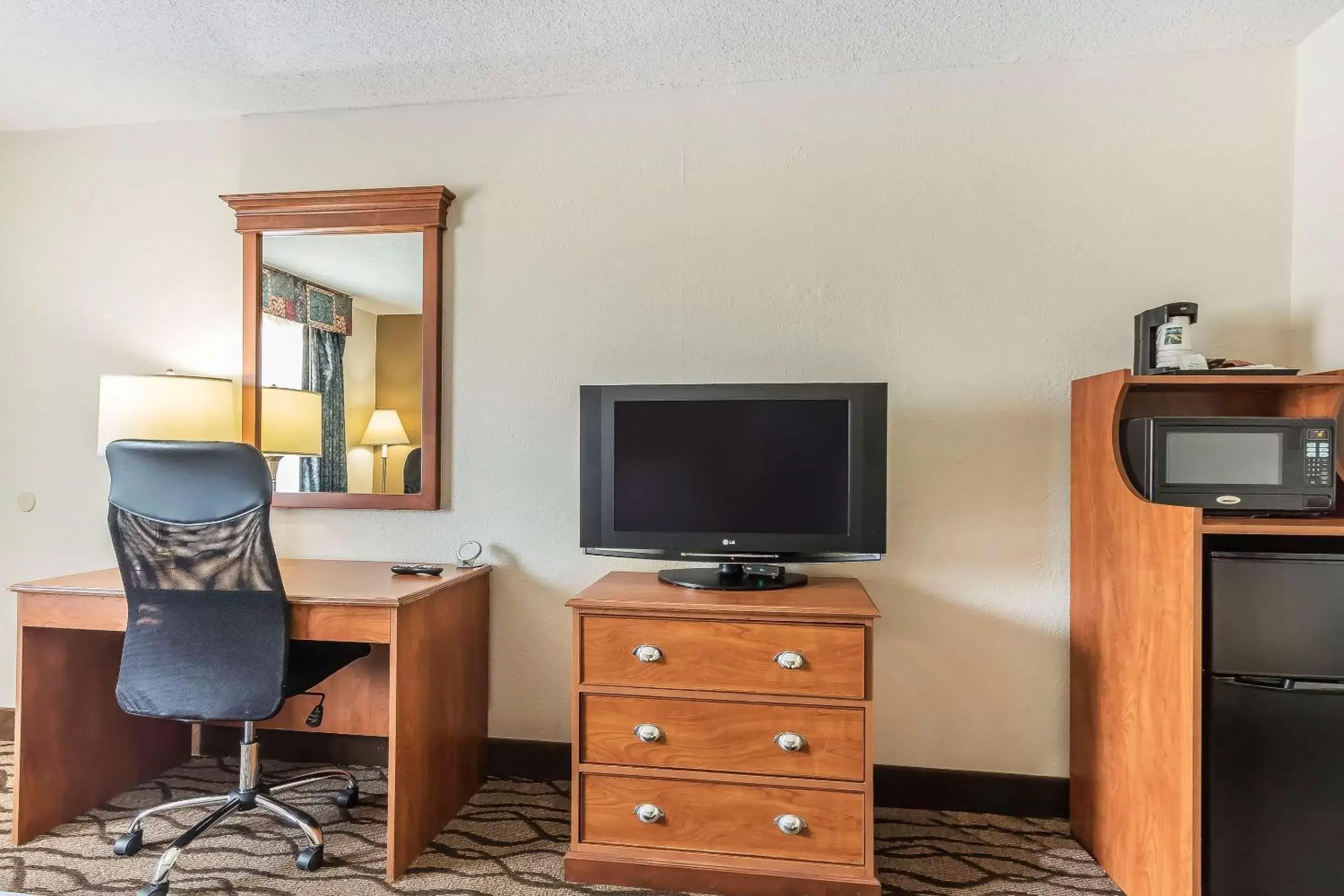 Photo of the whole room, TV/Entertainment Center in Quality Inn Charleston I-57