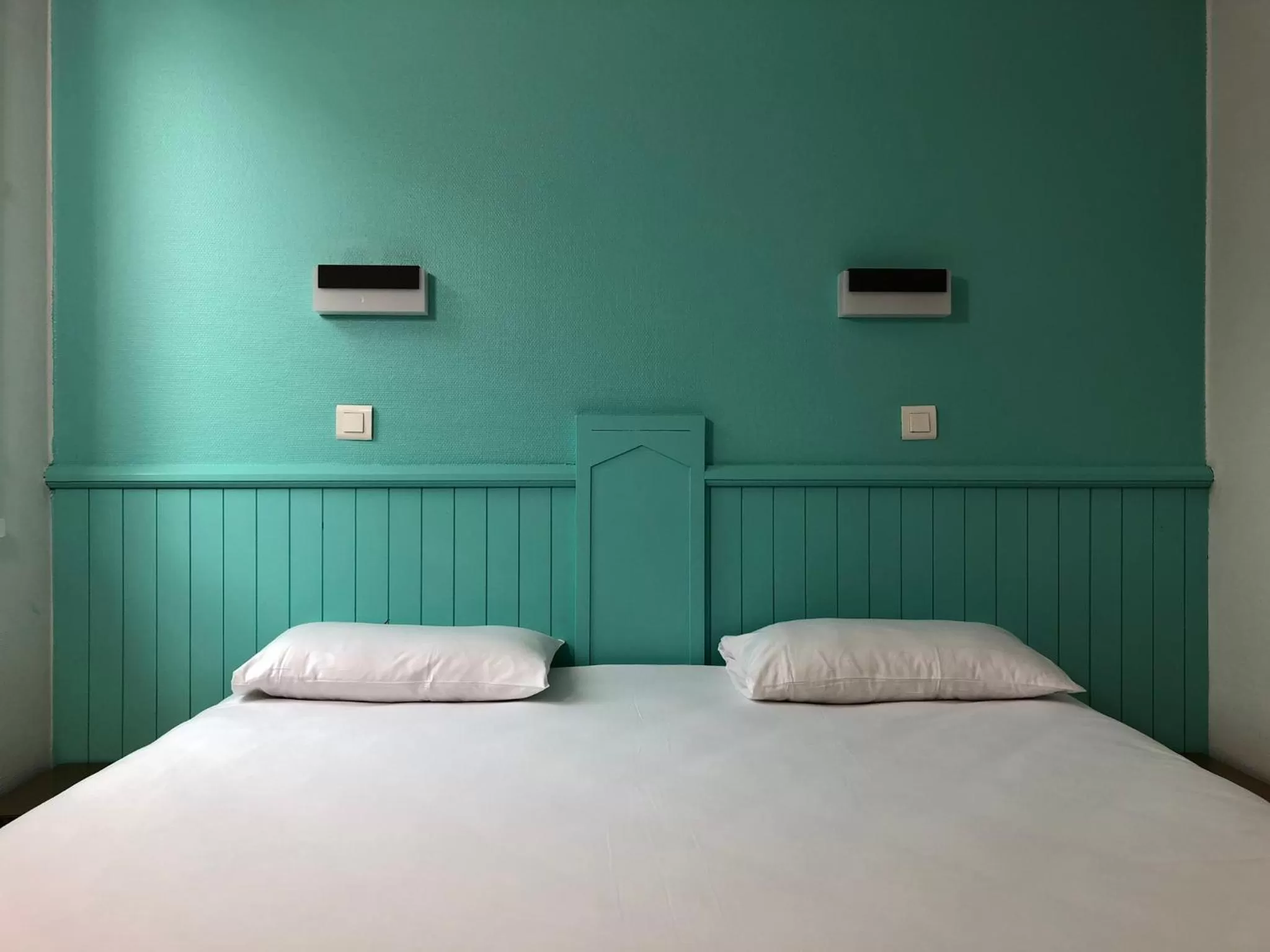 Bedroom, Bed in HALT HOTEL - Choisissez l'Hôtellerie Indépendante