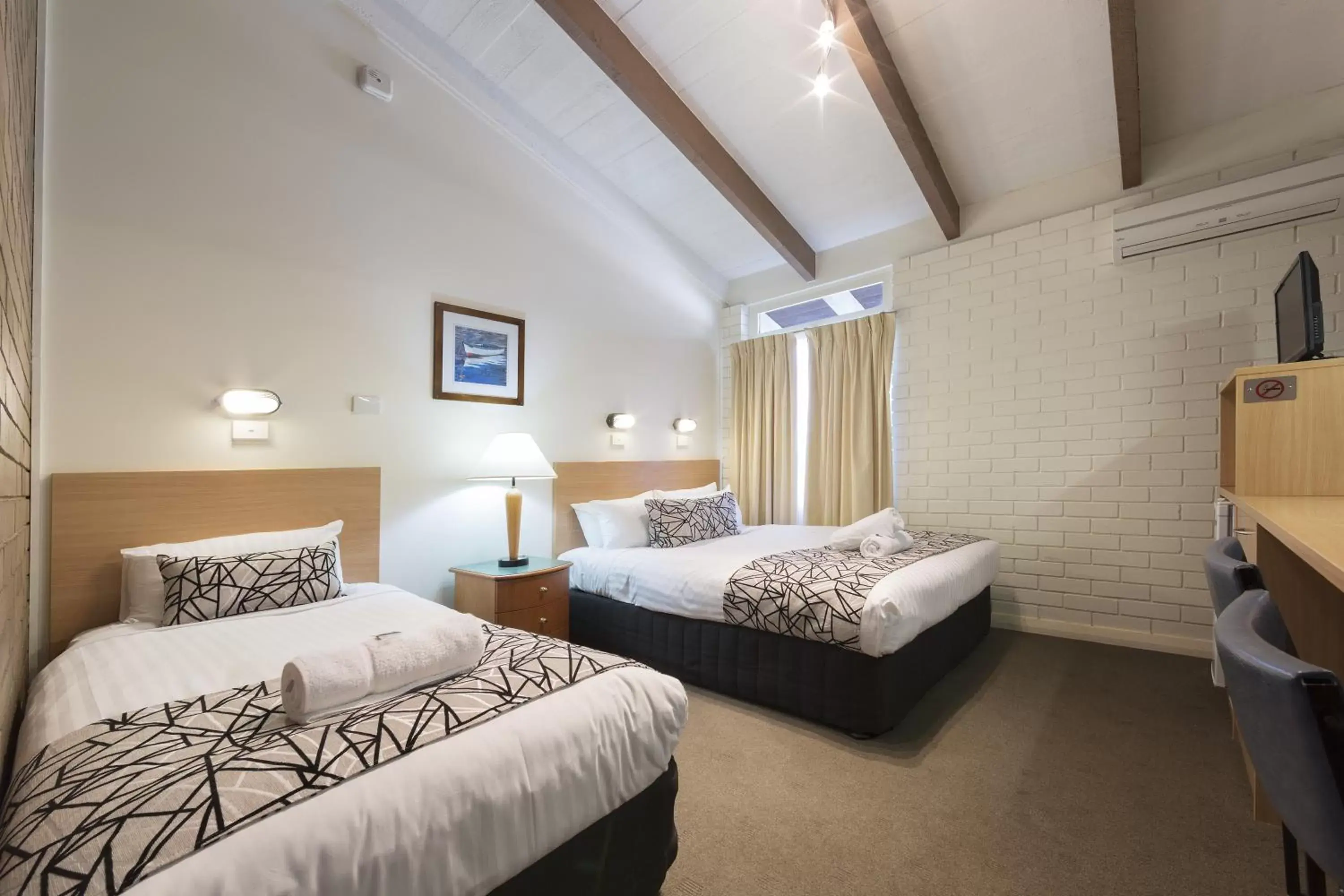 Photo of the whole room, Bed in Alivio Tourist Park Canberra