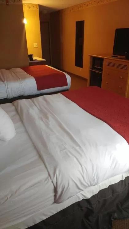 Bedroom, Bed in Country Inn & Suites by Radisson, Waterloo, IA