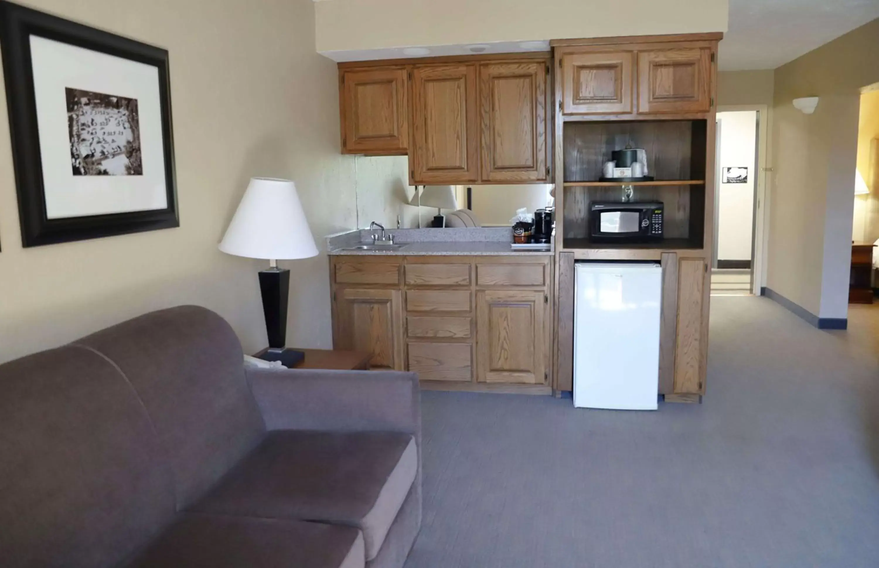 Photo of the whole room, Kitchen/Kitchenette in Best Western Branson Inn and Conference Center