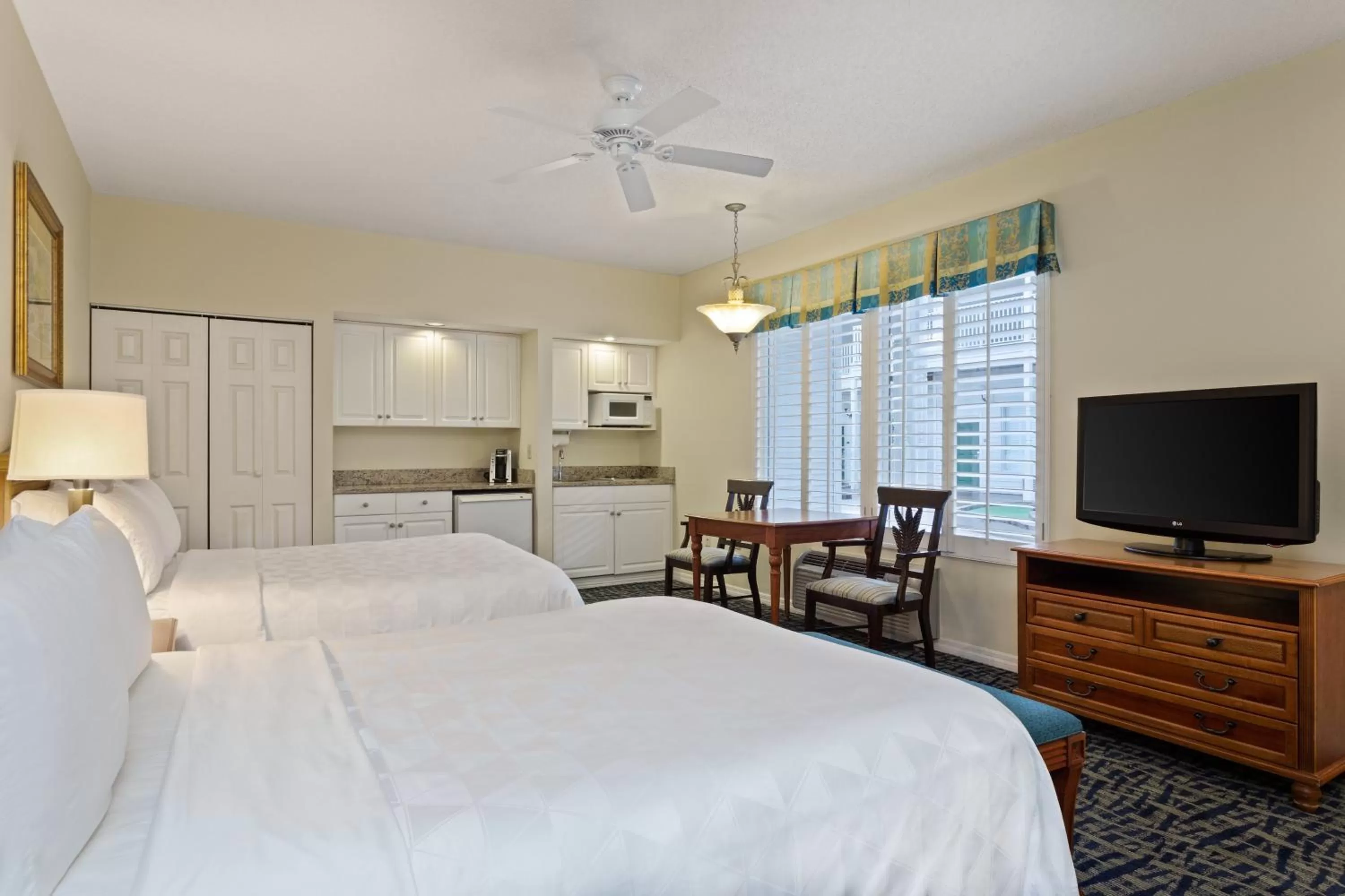 Photo of the whole room, Bed in Holiday Inn & Suites Clearwater Beach S-Harbourside