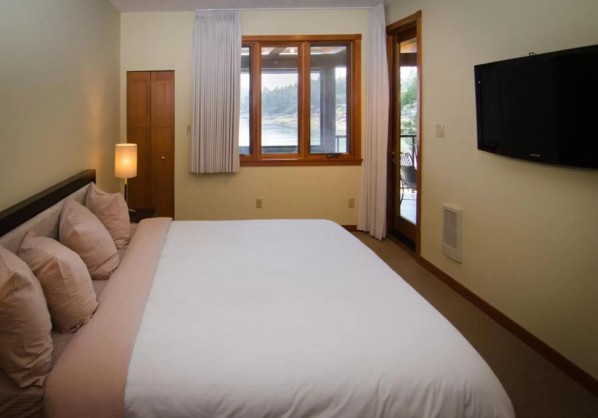 TV and multimedia, Bed in Galiano Oceanfront Inn & Spa