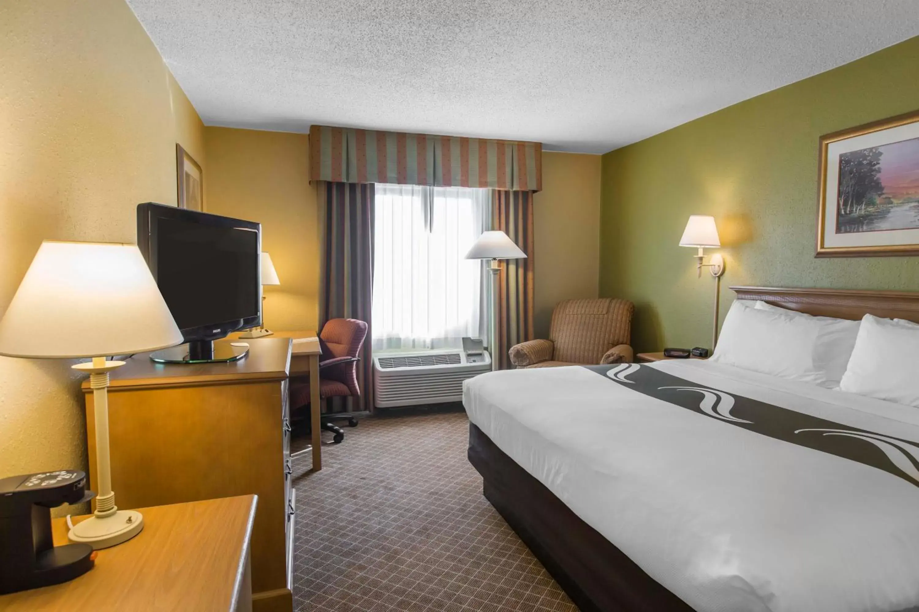 King Room - Disability Access/Non-Smoking in Quality Inn Perrysburg