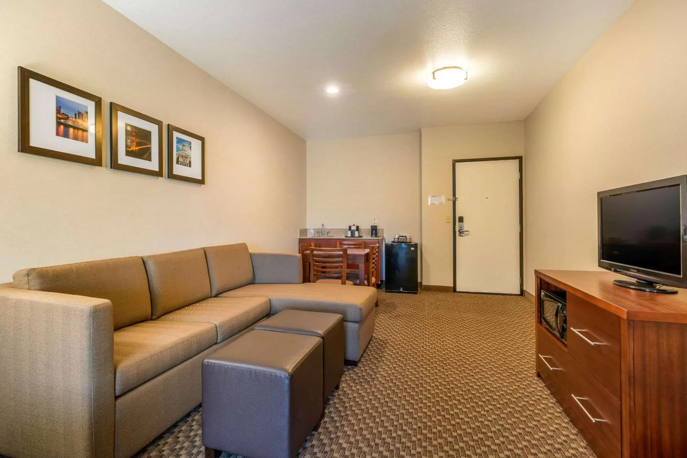 Photo of the whole room, Seating Area in Comfort Inn & Suites Galt – Lodi North