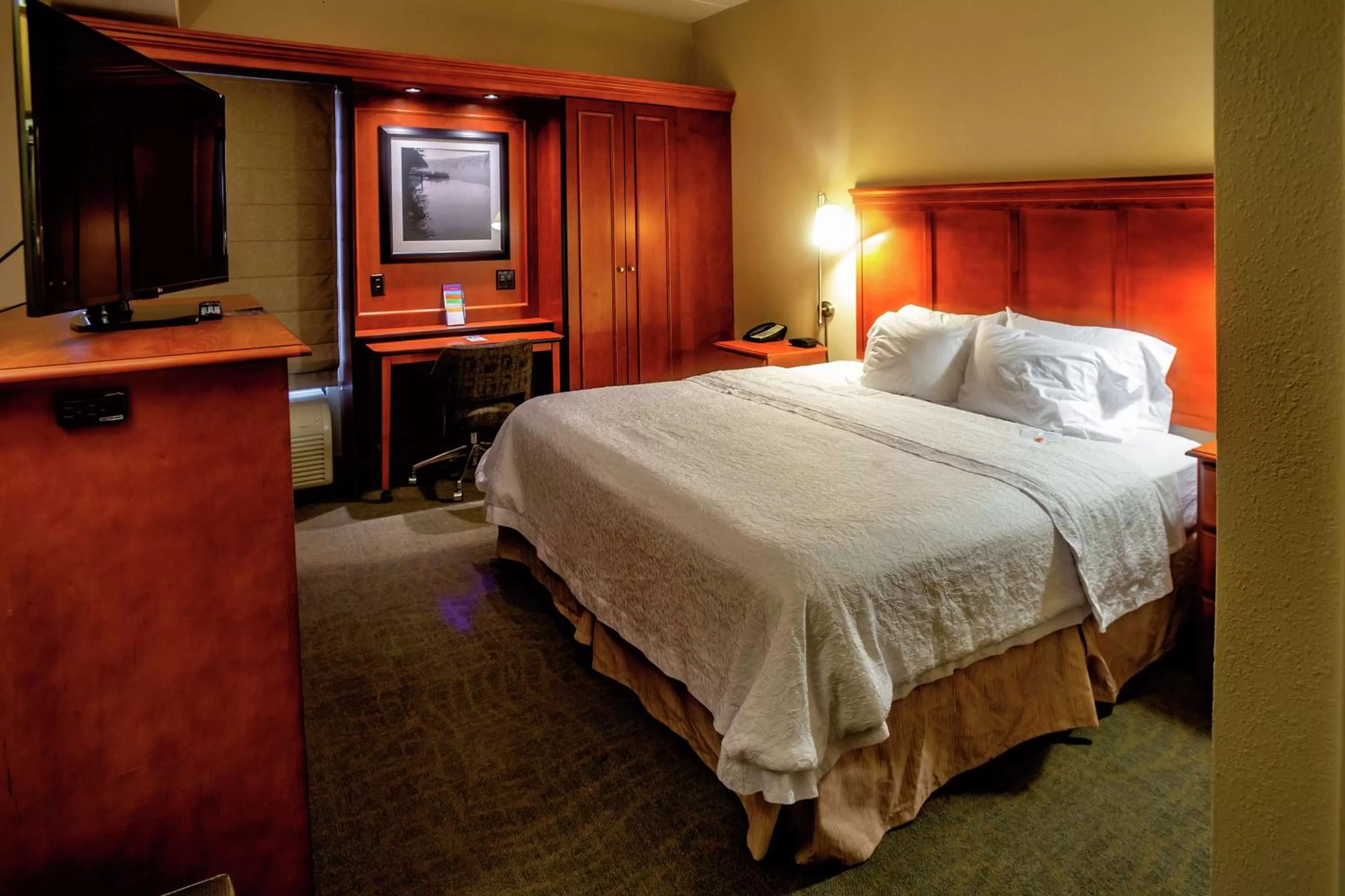 Bedroom, Bed in Hampton Inn Wheeling