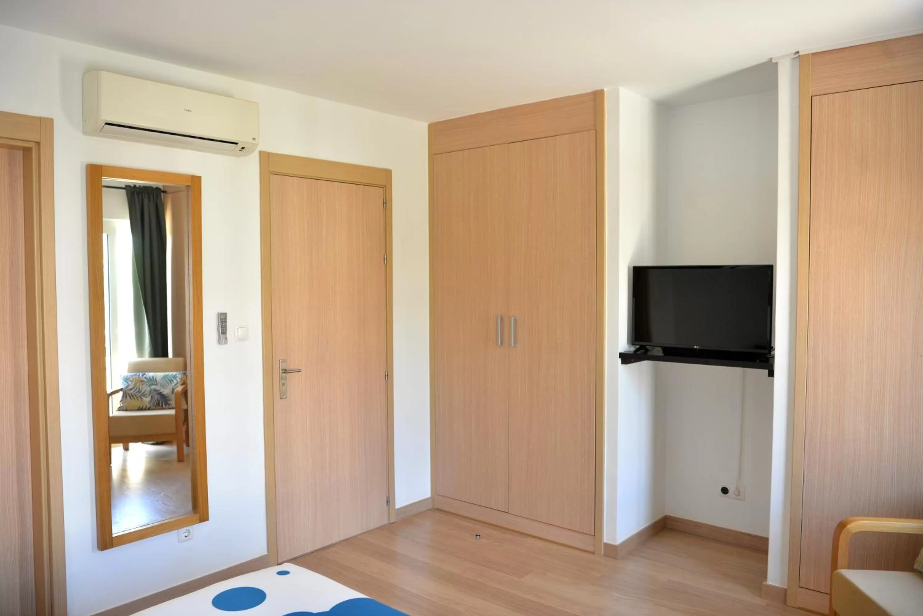 TV/Entertainment Center in Guesthouse Le Châtelain