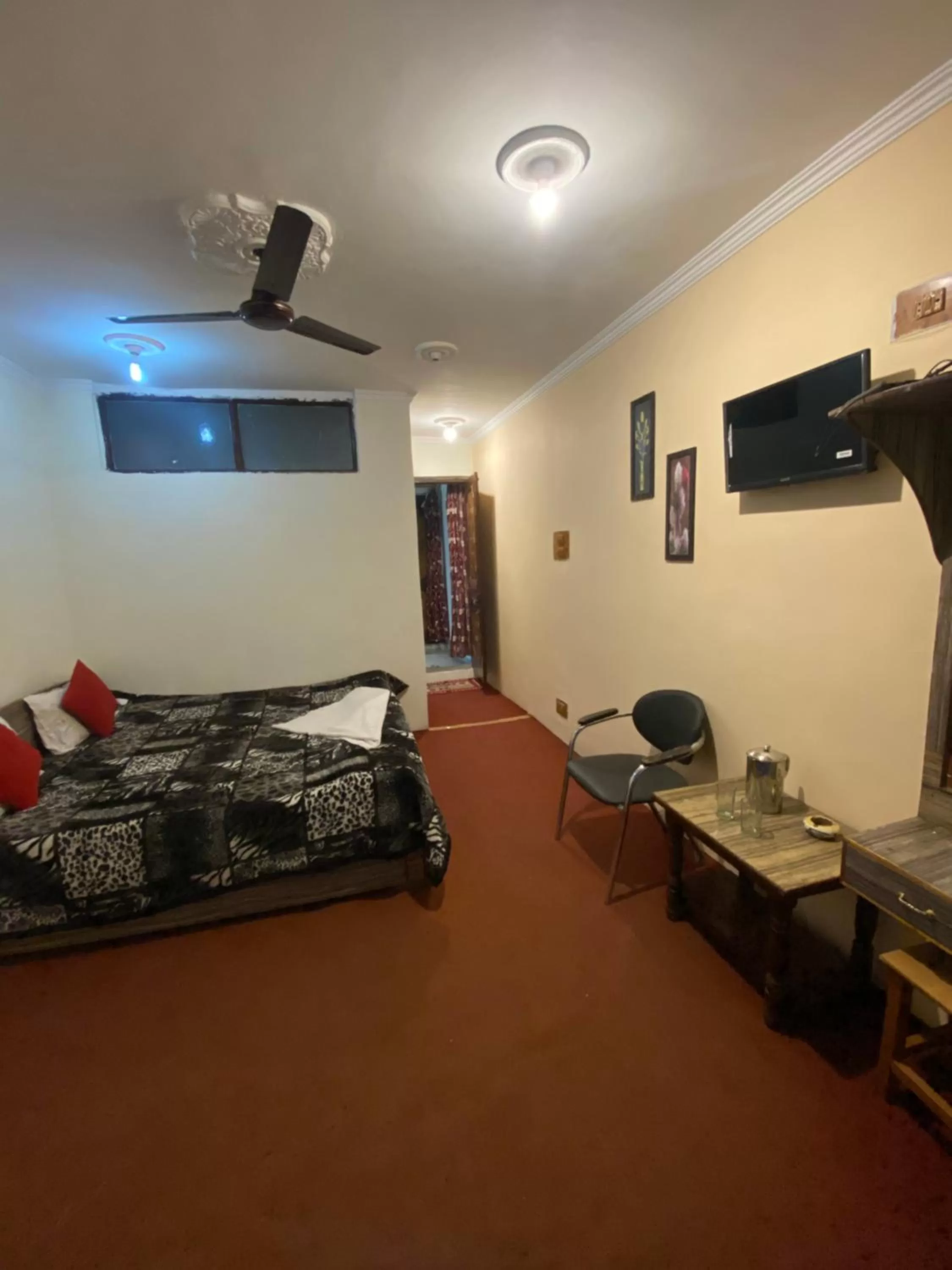 Shower in Hotel Young Mamta