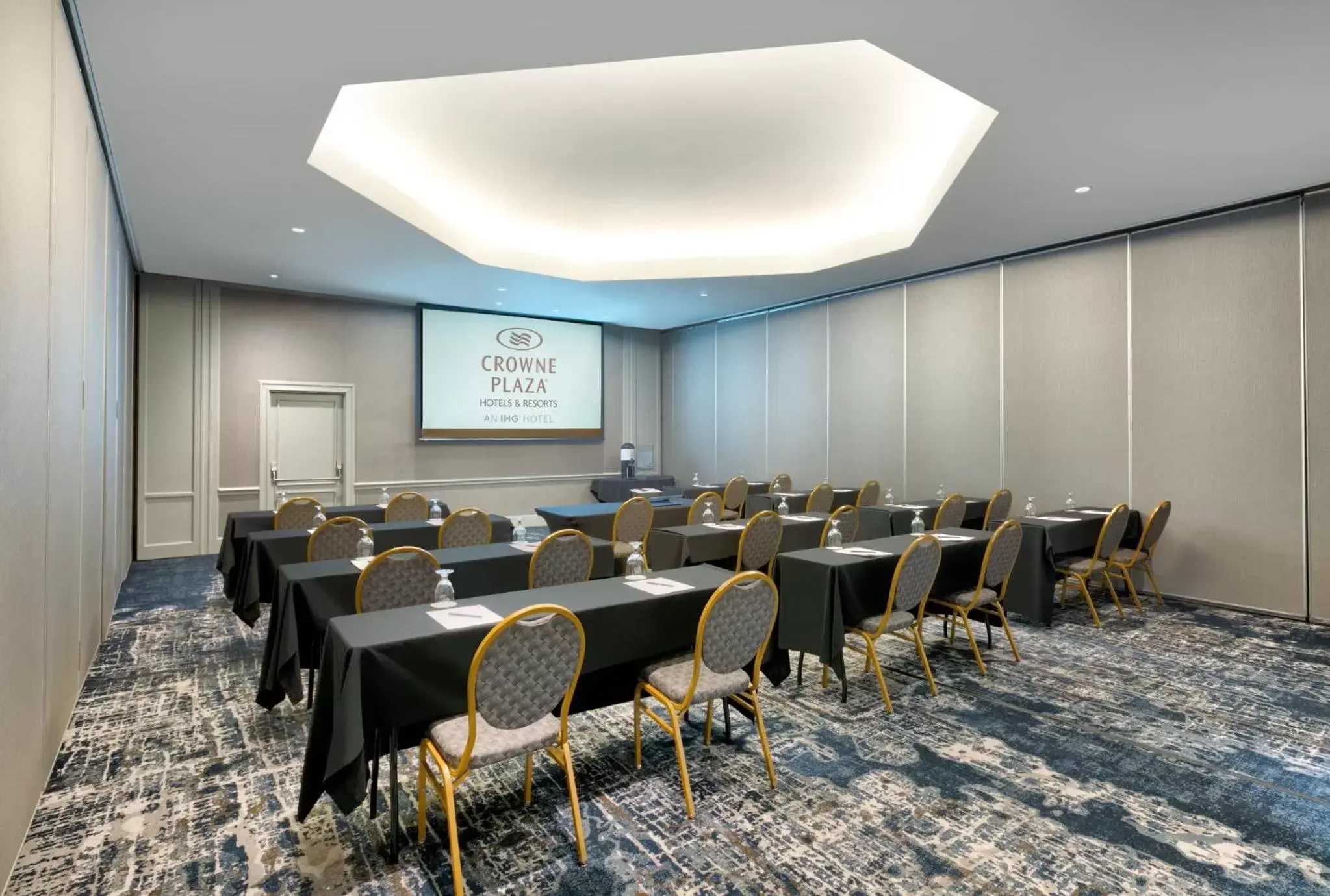 Meeting/conference room in Crowne Plaza Suites Arlington, an IHG Hotel