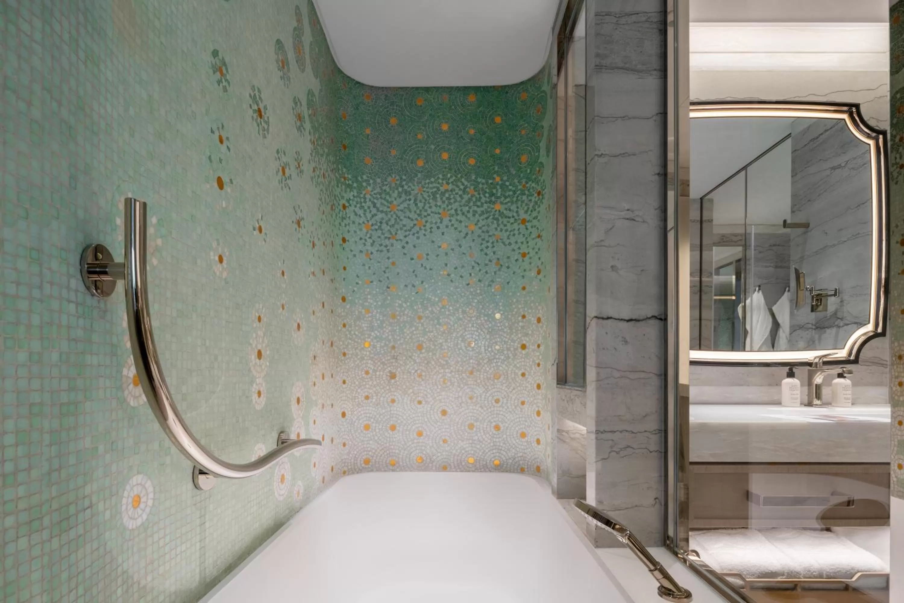 Toilet in Island Shangri-La, Hong Kong