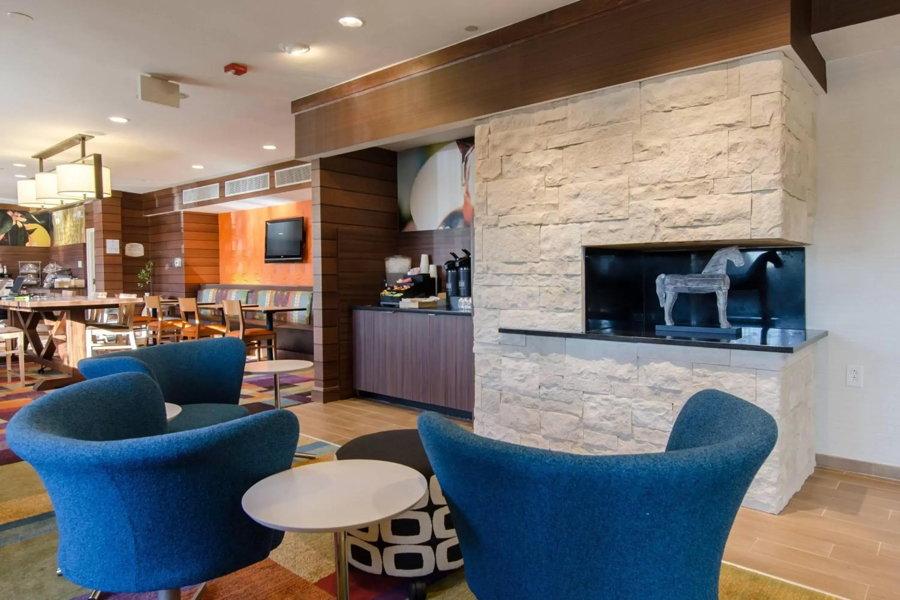 Lobby or reception, Lounge/Bar in Fairfield Inn and Suites by Marriott Potomac Mills Woodbridge