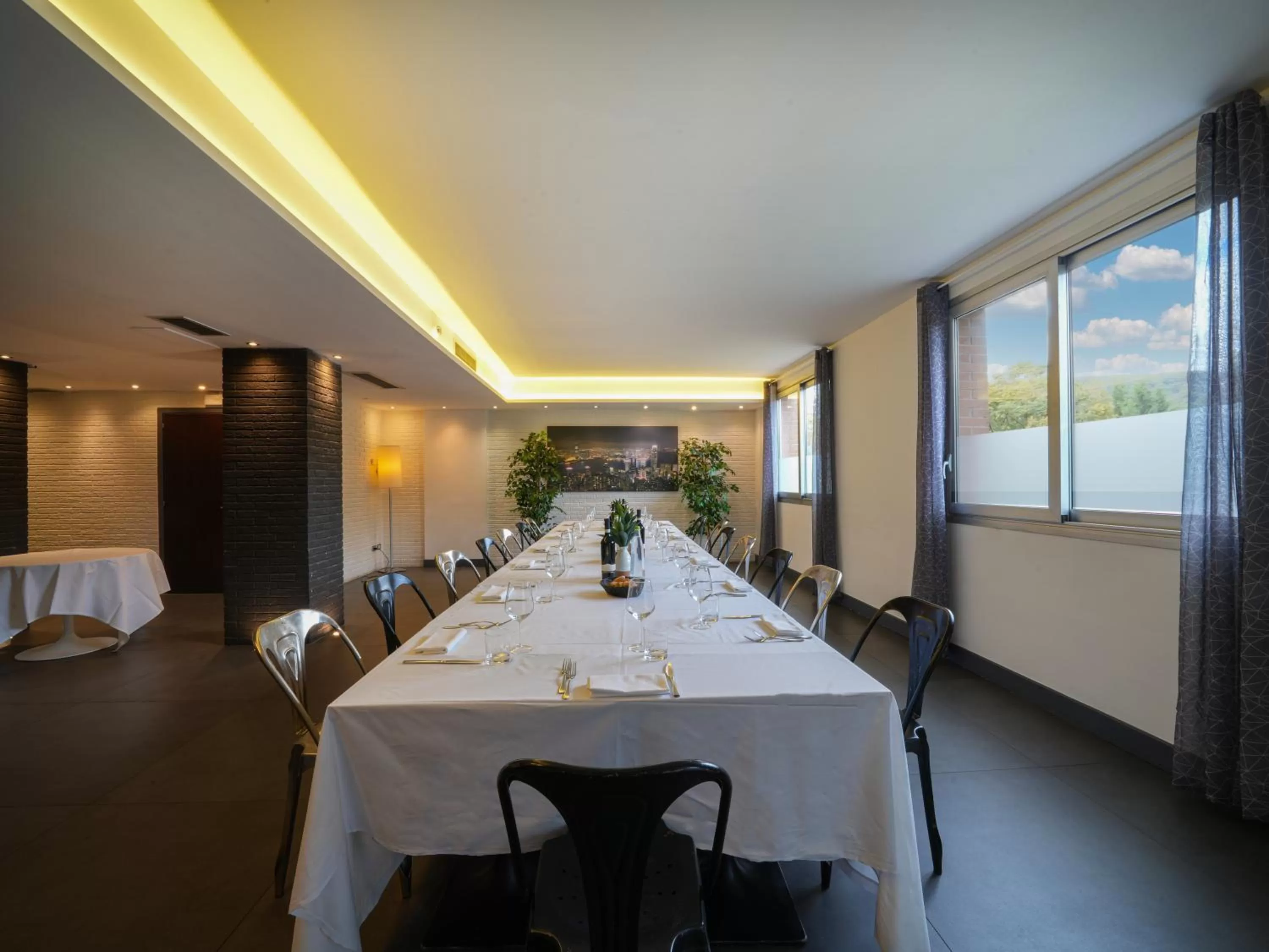 Restaurant/places to eat in La Meridiana Bleisure Hotel