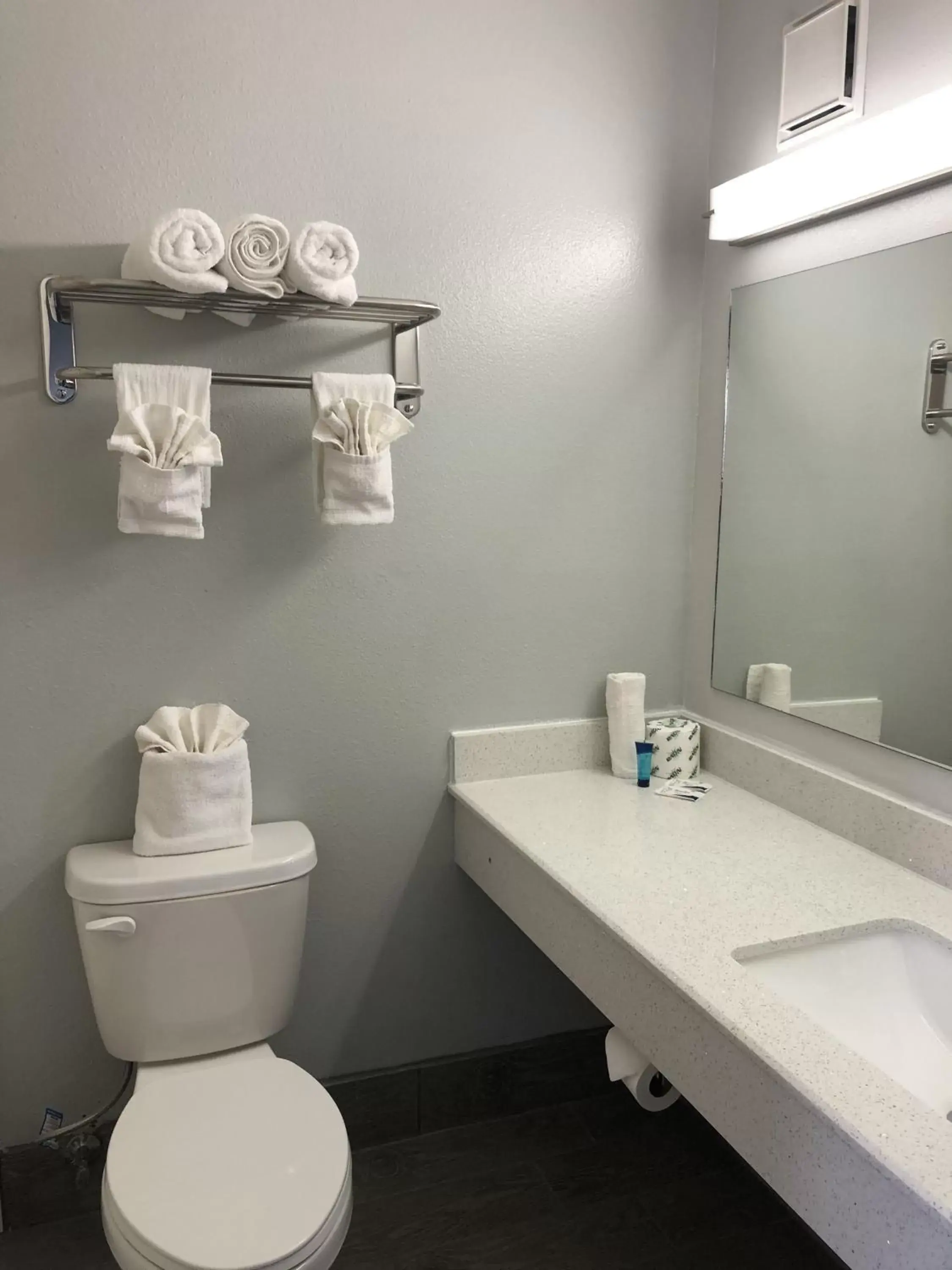 Bathroom in Sky Palace Inn By Jasper Near AT & T Center