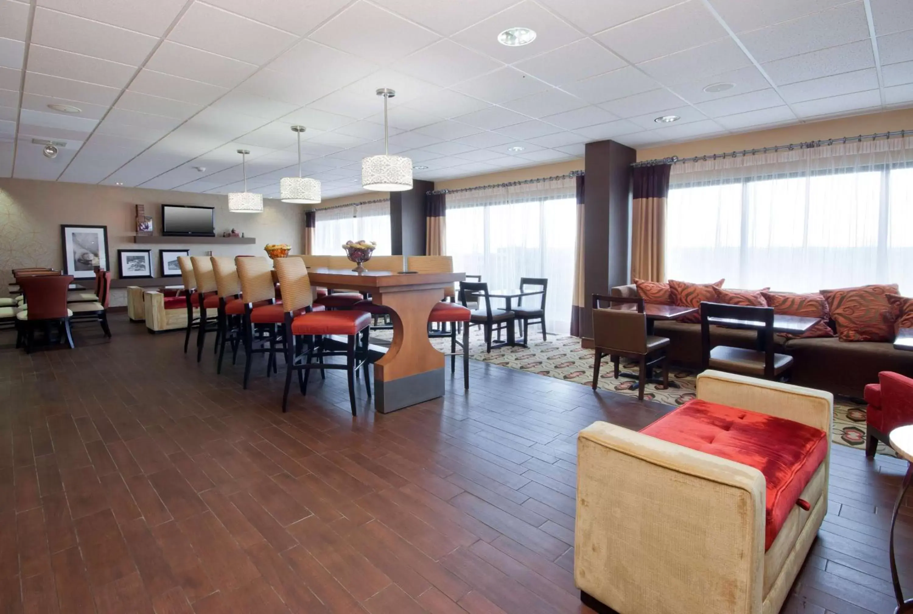 Lobby or reception, Restaurant/Places to Eat in Hampton Inn Grand Rapids/North