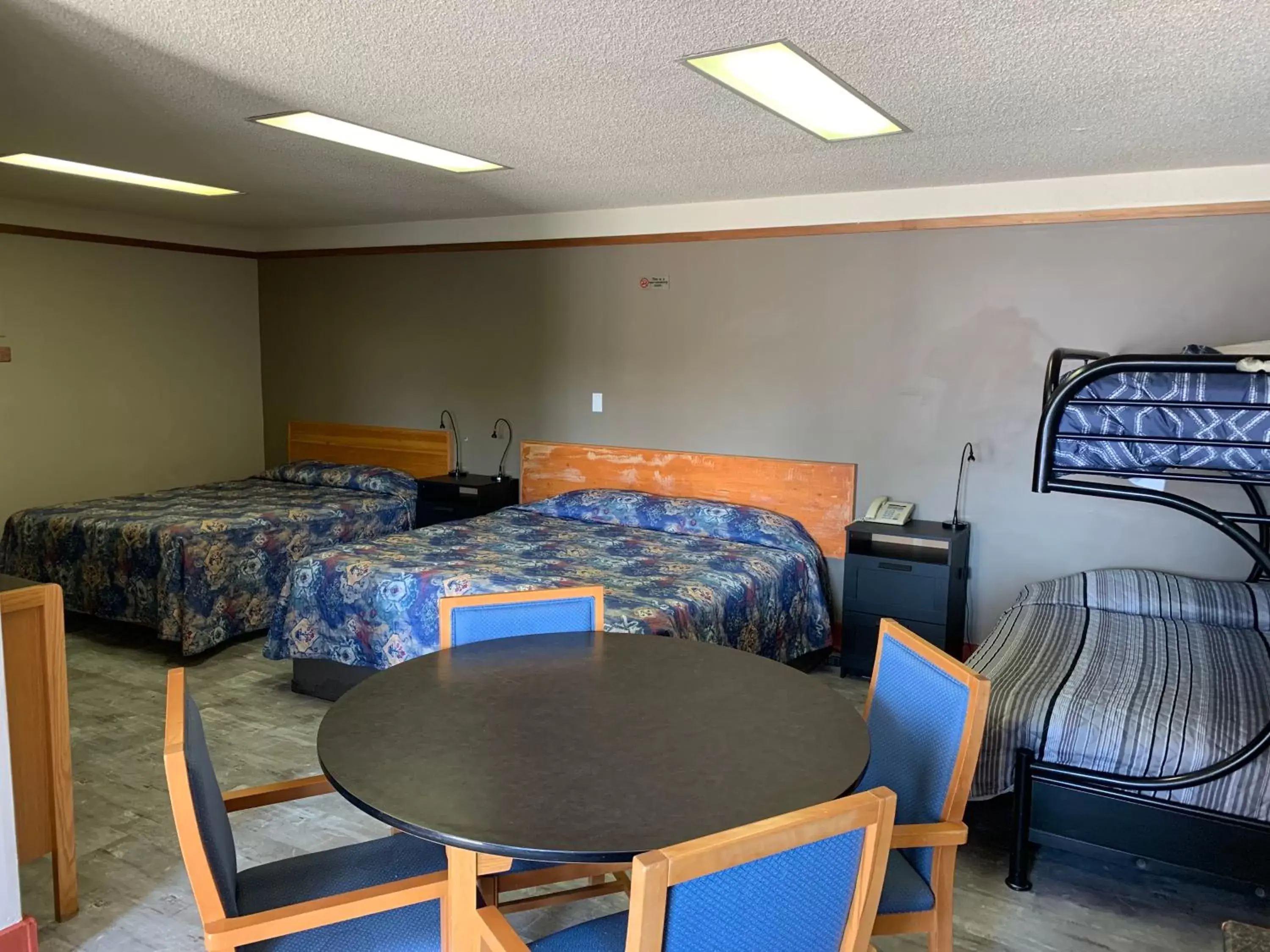 Photo of the whole room in Gateway Motel