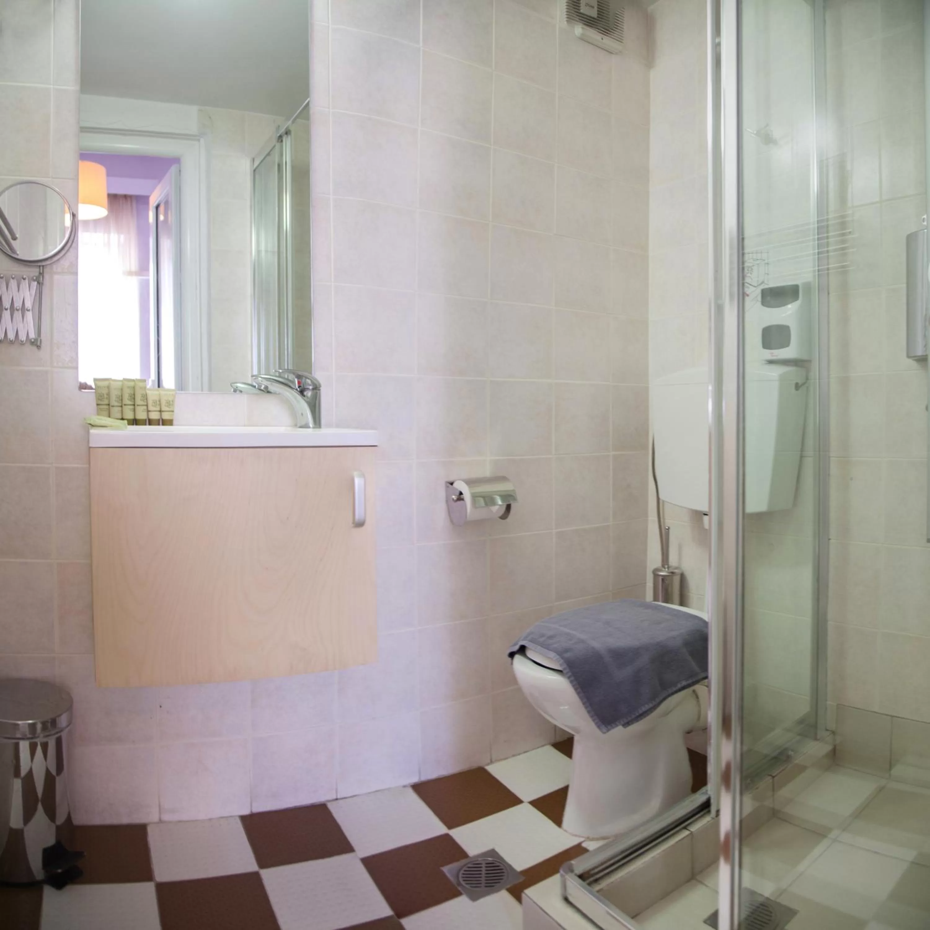 Bathroom in Kimon Hotel Athens