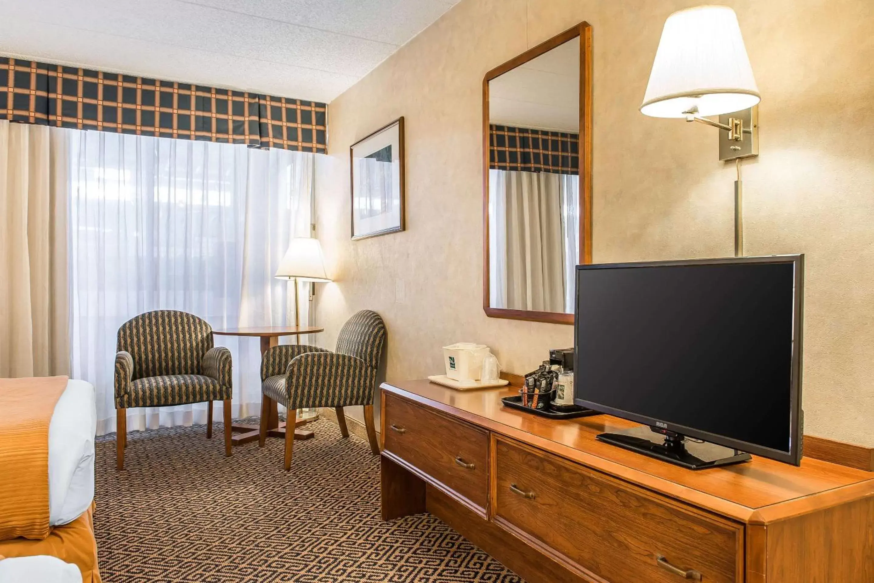 Photo of the whole room, TV/Entertainment Center in Quality Inn & Conference Center - Springfield