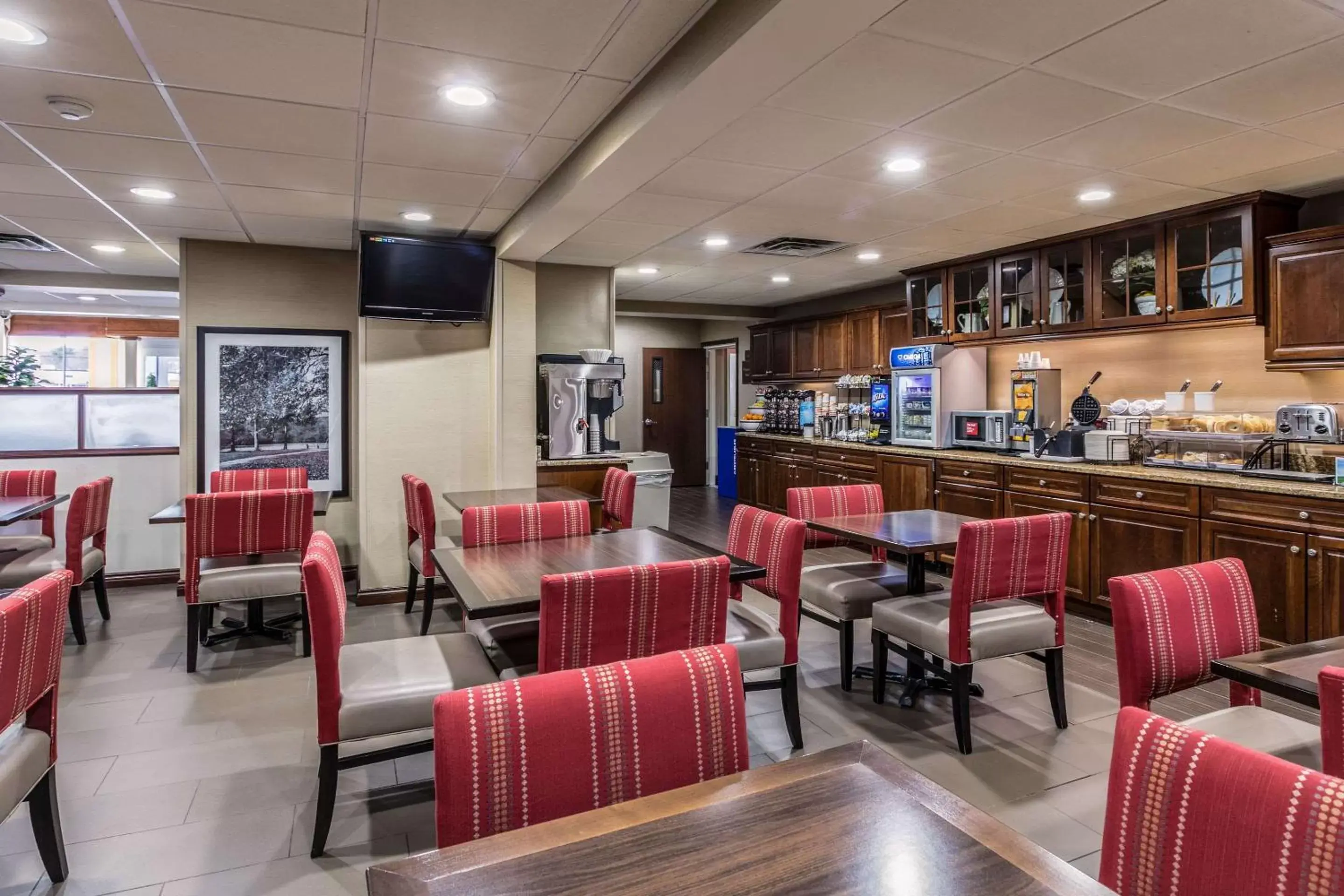 Restaurant/Places to Eat in Comfort Inn Medford-Long Island