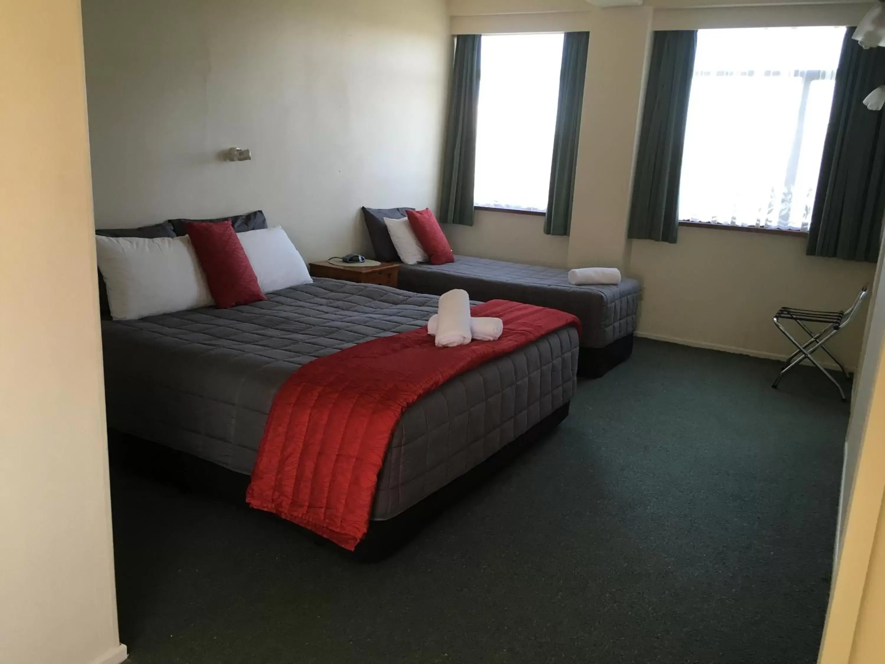 Photo of the whole room, Bed in Ascot Oamaru Motel