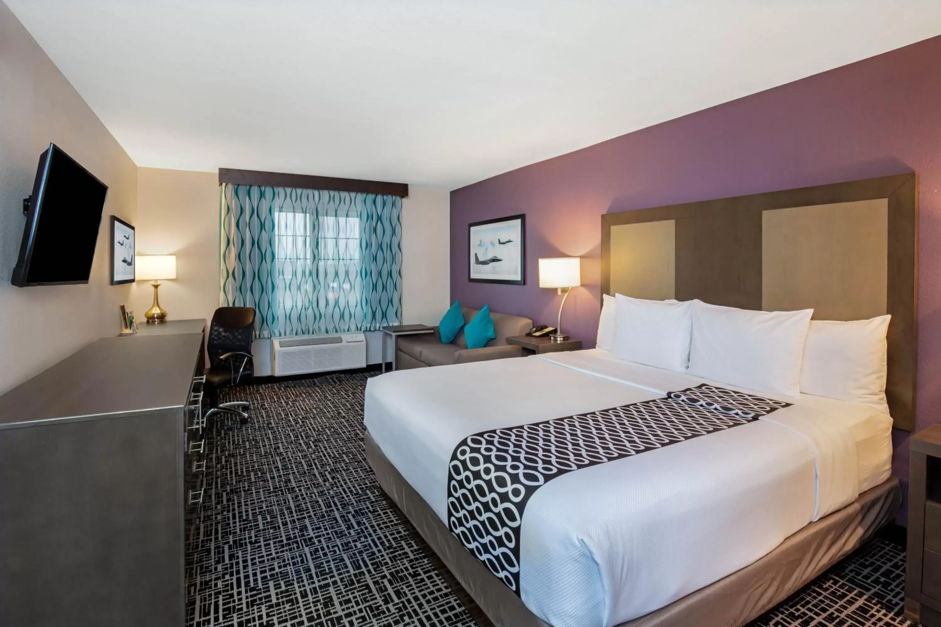 Bed in La Quinta Inn & Suites by Wyndham Las Vegas Nellis