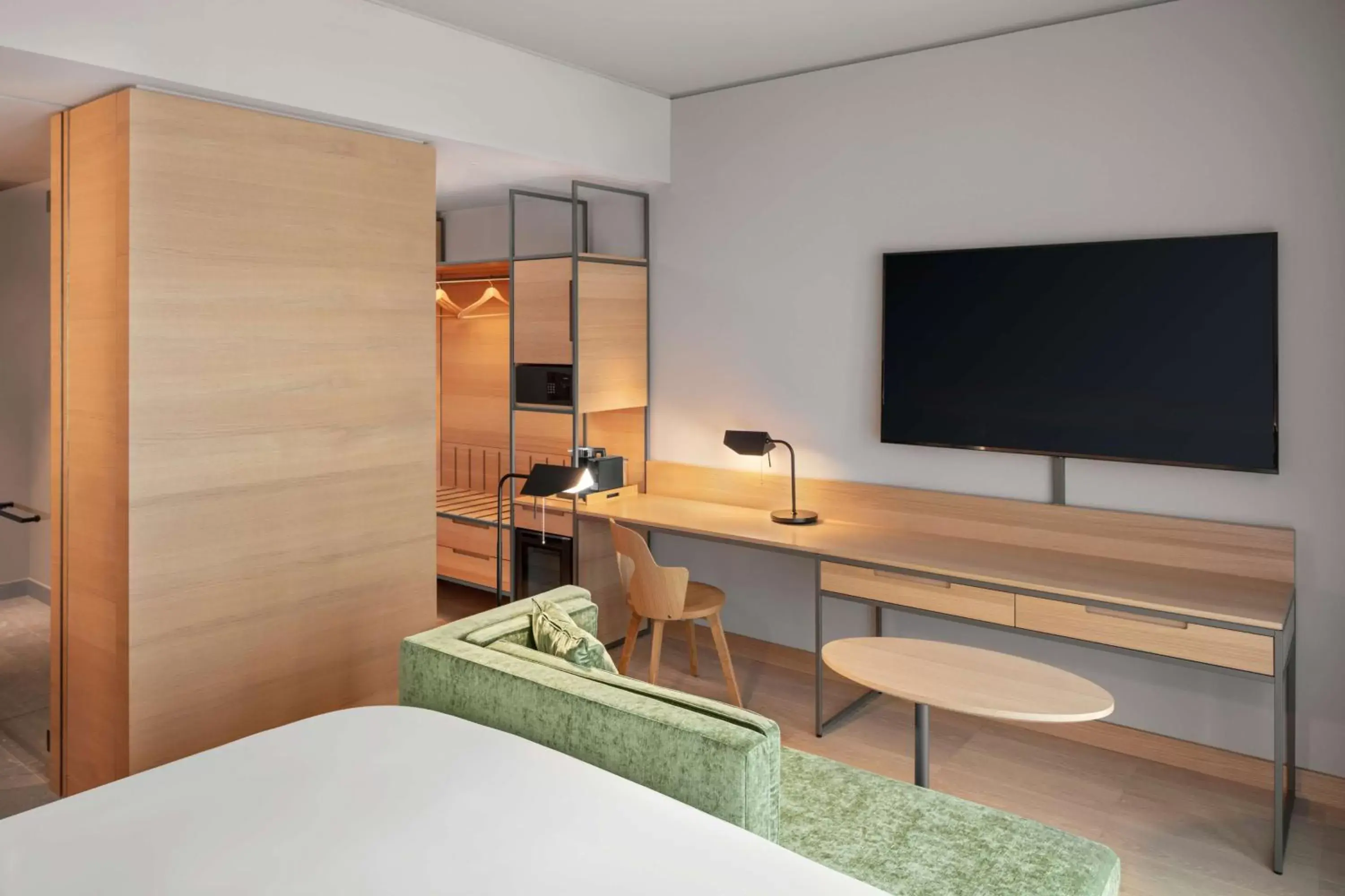 Bed, TV/Entertainment Center in Hyatt Regency Zurich Airport Circle