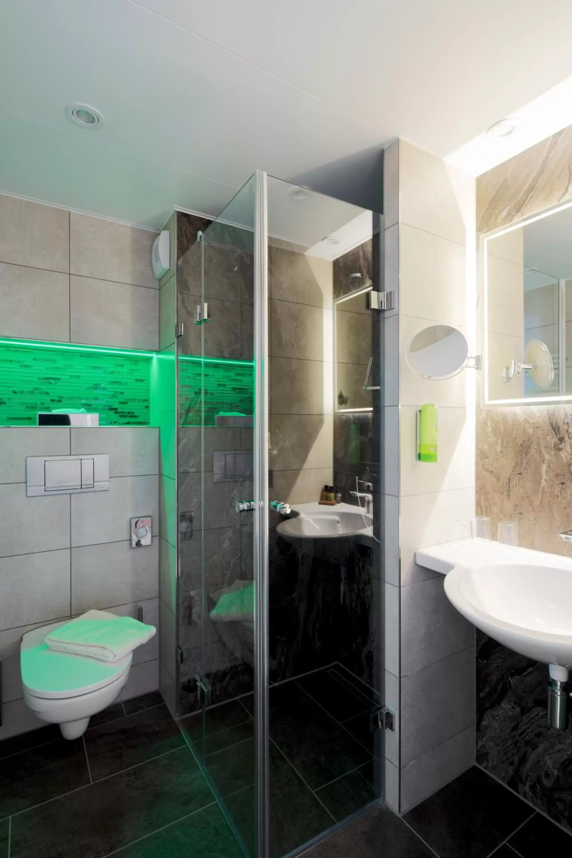 Shower, Bathroom in Bio-Seehotel Zeulenroda