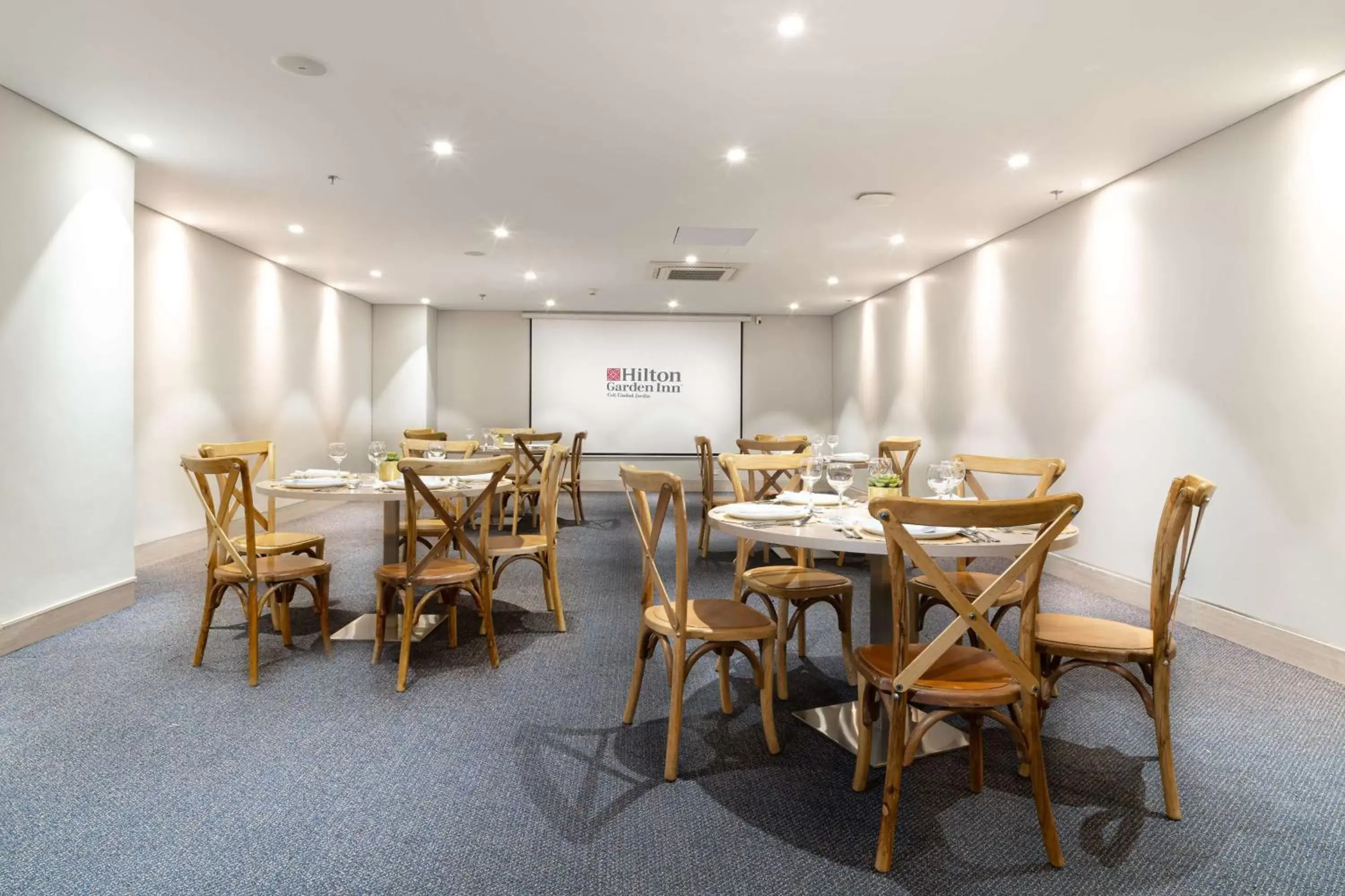 Meeting/conference room, Restaurant/Places to Eat in Hilton Garden Inn Cali Ciudad Jardin