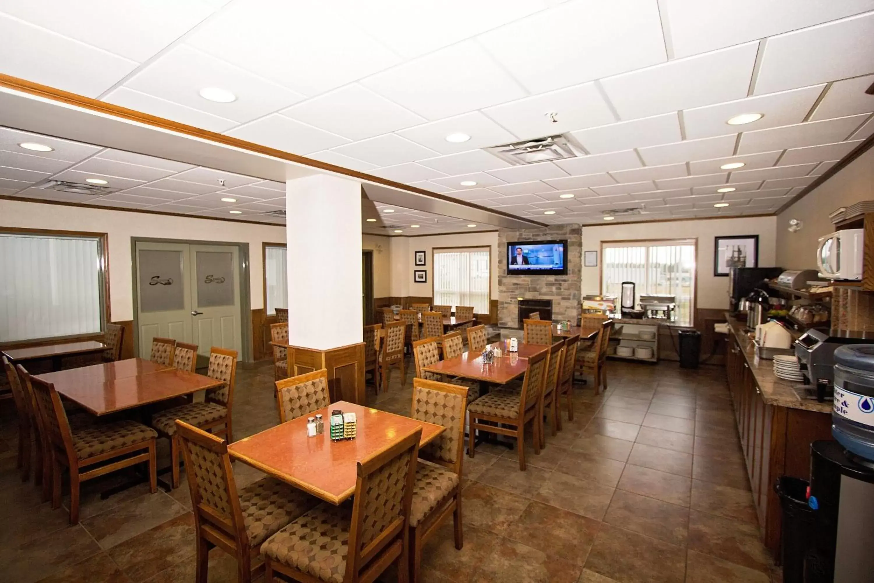 Restaurant/Places to Eat in Service Plus Inns & Suites Drayton Valley