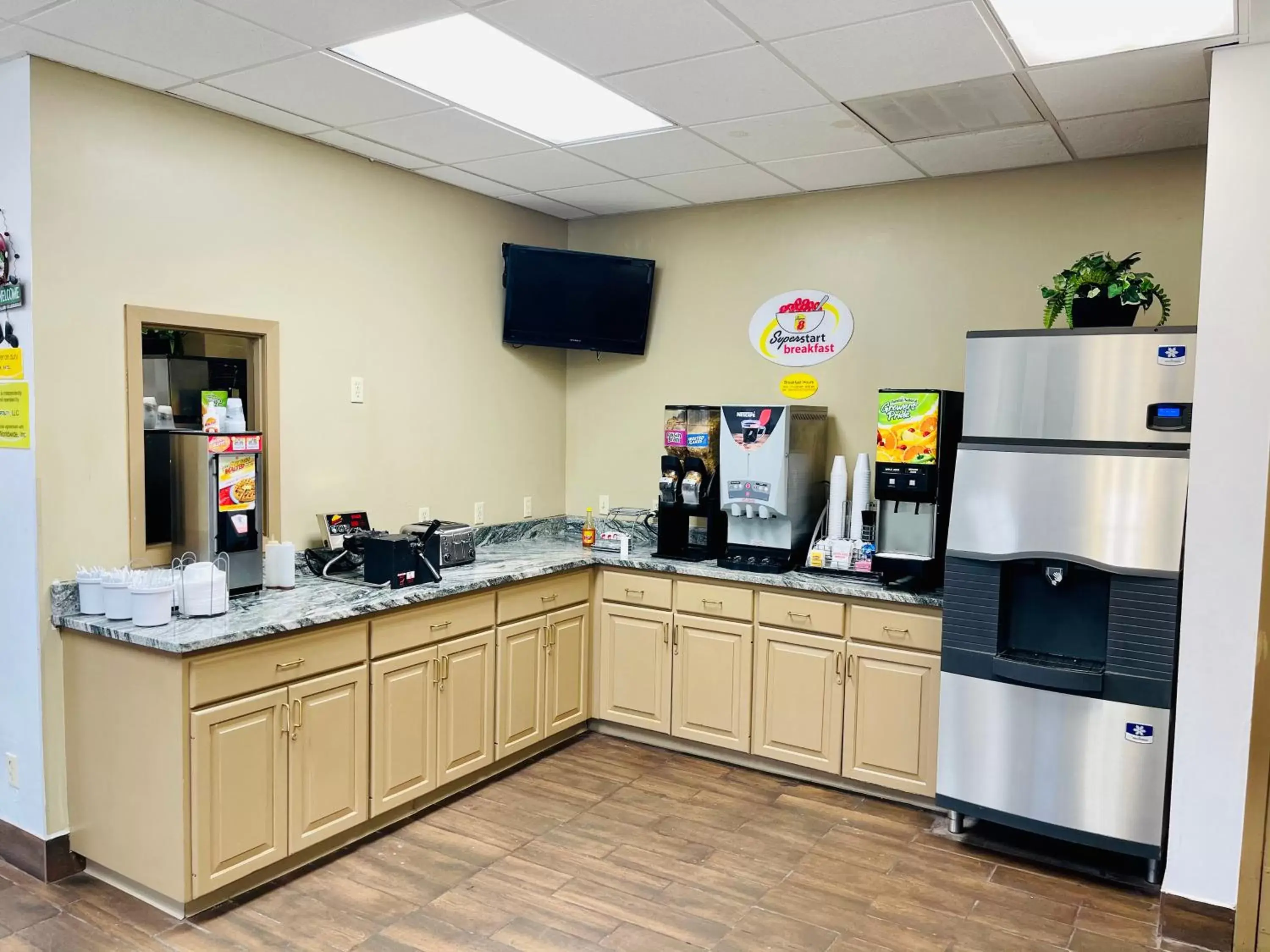 Coffee/tea facilities, Kitchen/Kitchenette in Super 8 by Wyndham Clear Lake