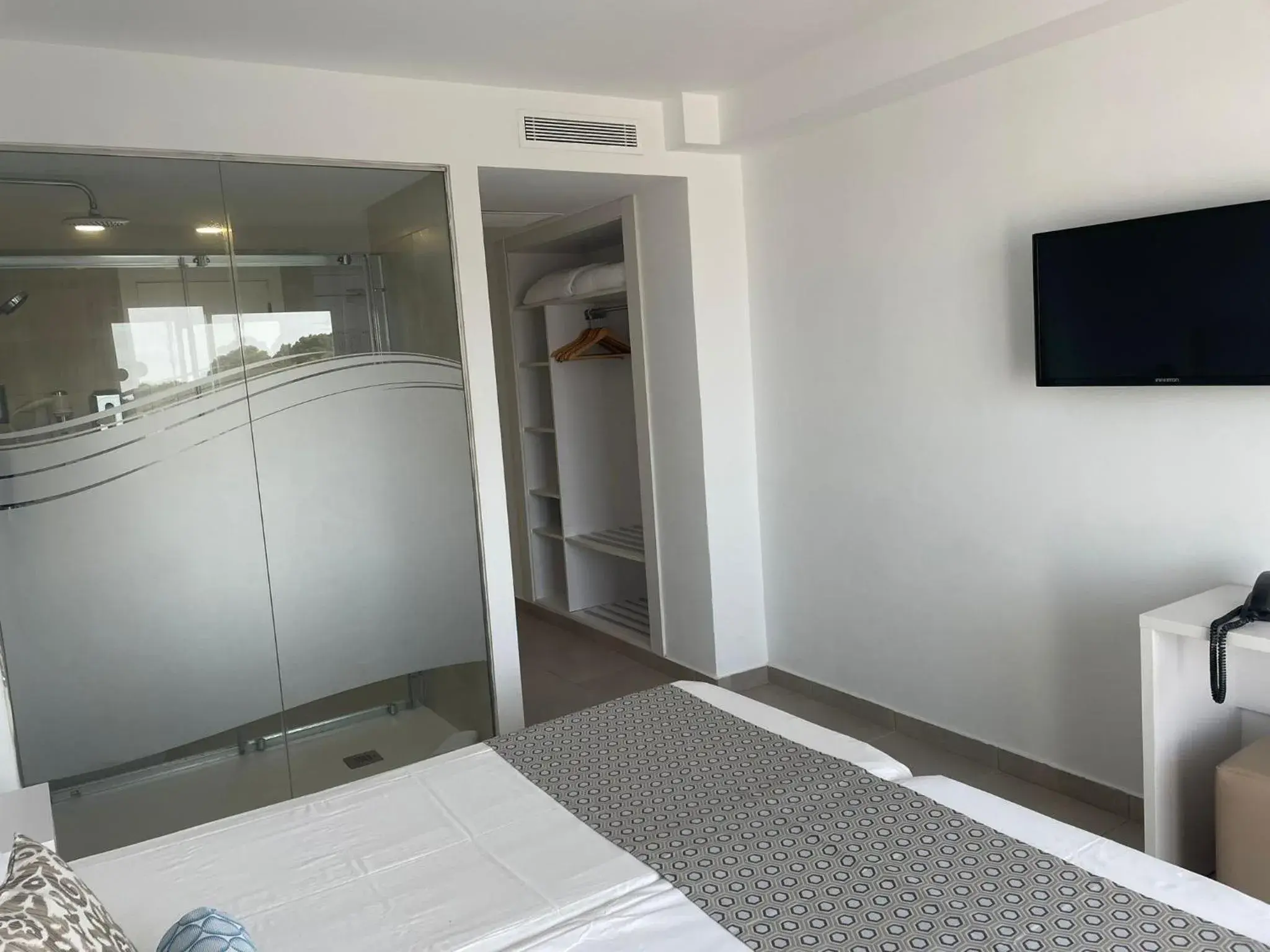 air conditioner, TV/Entertainment Center in Hotel Chevy & Suites
