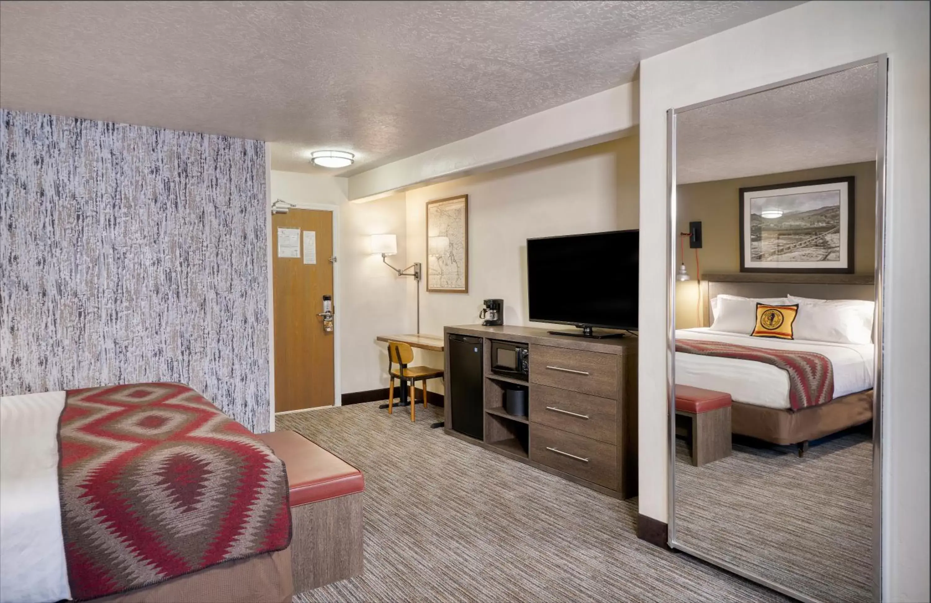 Bedroom, TV/Entertainment Center in Yellowstone Park Hotel
