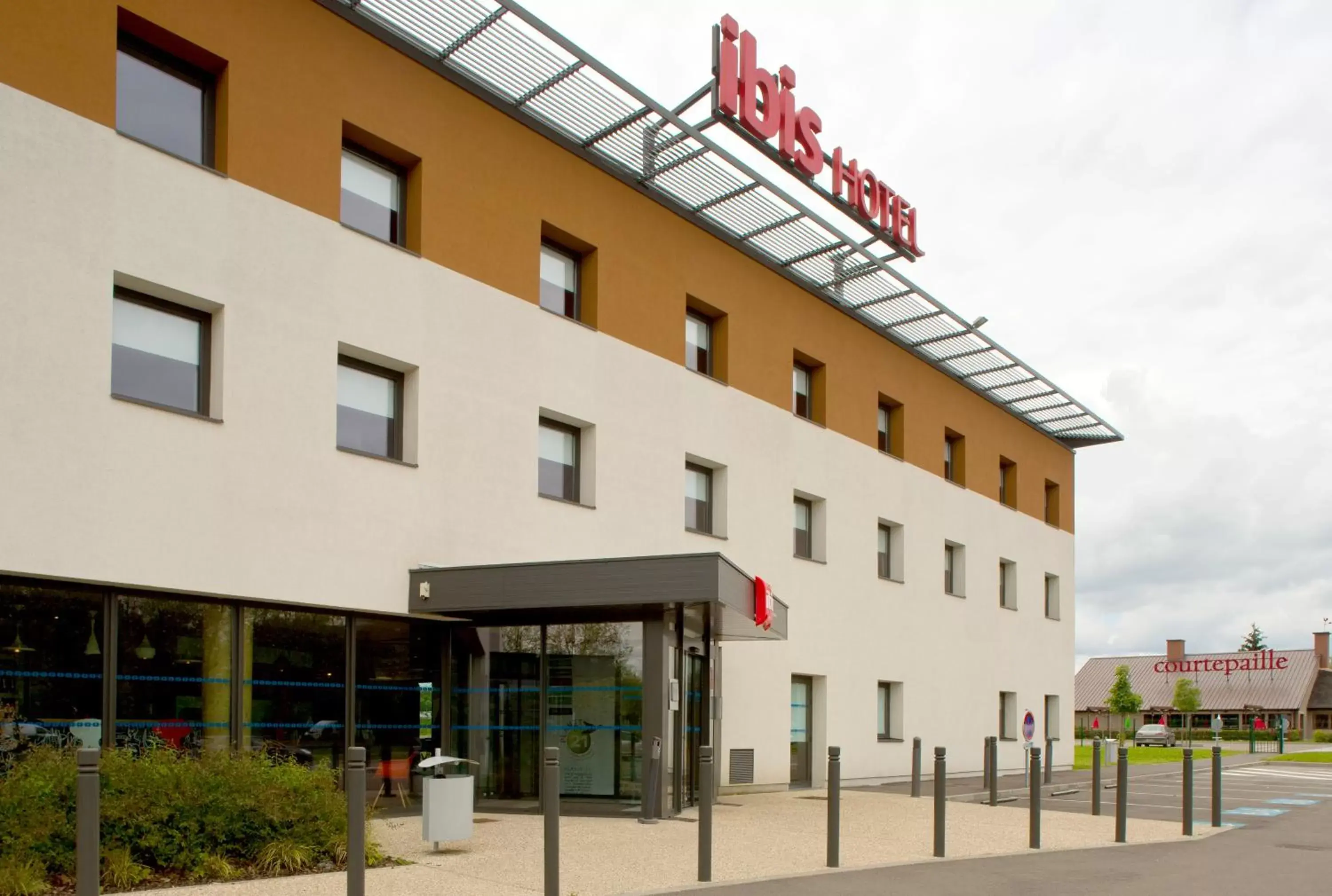 Facade/Entrance in ibis Montceau les Mines