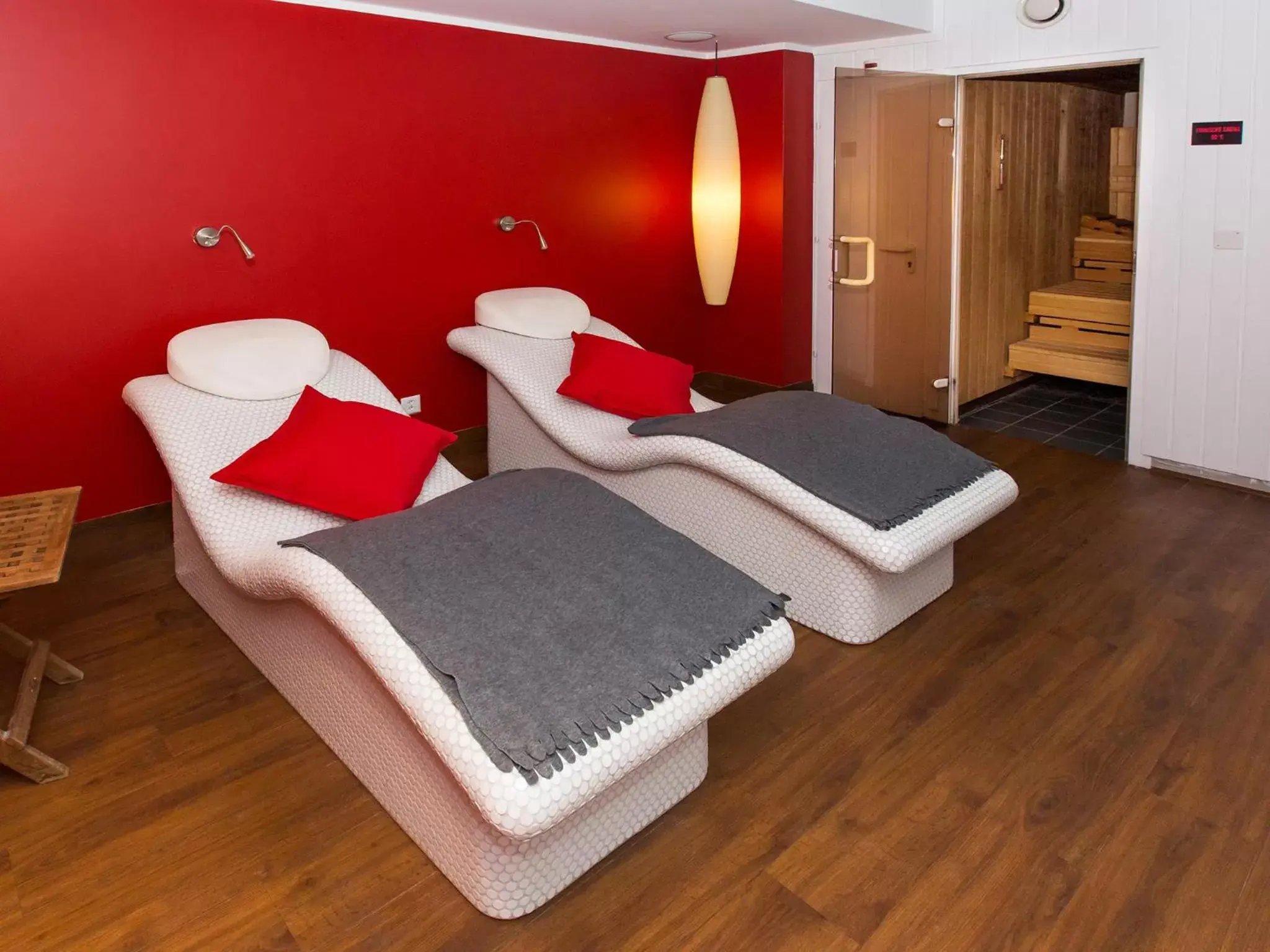Spa and wellness centre/facilities, Bed in DORMERO Hotel Zürich Airport